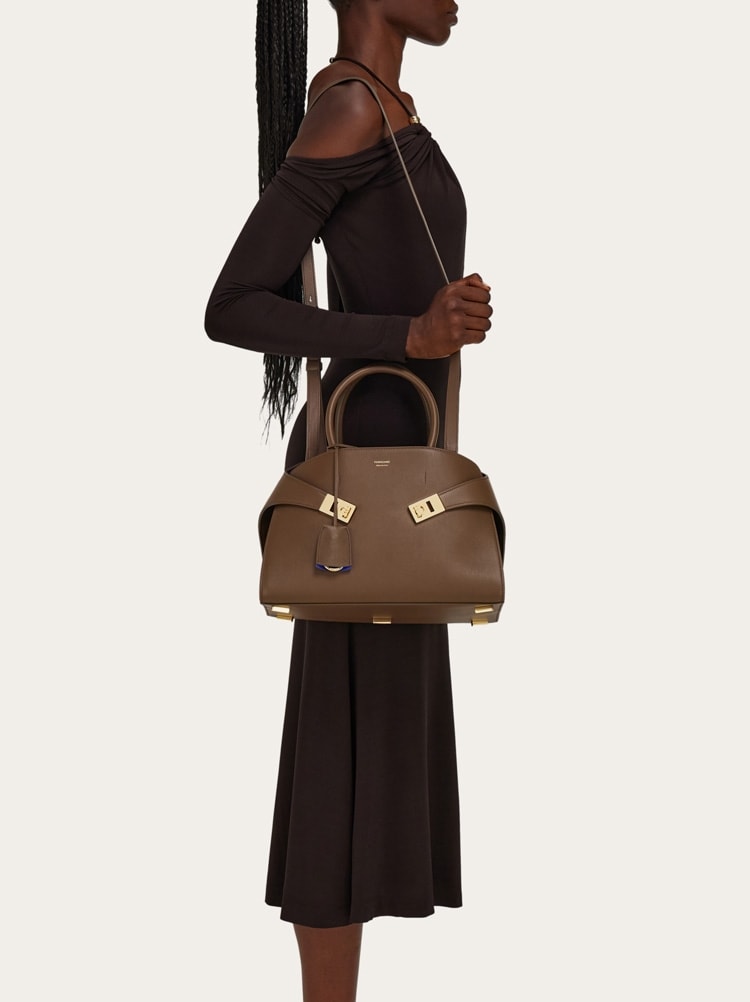 Hug bicolor handbag (M) Gallery image 3