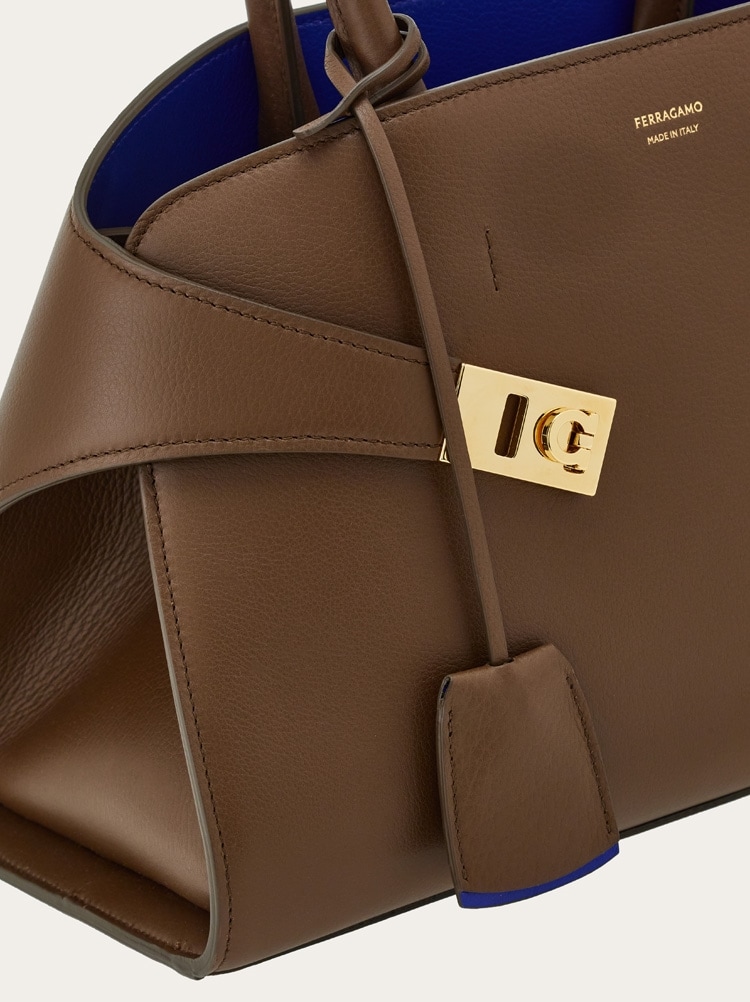 Hug bicolor handbag (M) Gallery image 8