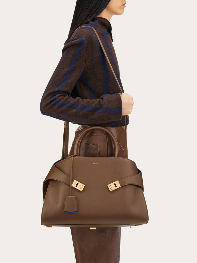Hug bicolor handbag (L) Gallery image 3