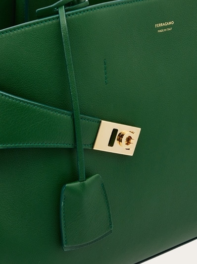 ☆関税・送料込☆【FERRAGAMO】HUG ショルダーバッグ 上質 三越伊勢丹 | FERRAGAMO/フェラガモ_Women通販 | Hug ソフト