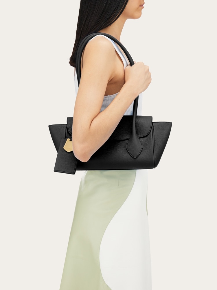 【関税込み】Ferragamo ブラック XL East-West トートバッグ Black East-West XL Tote by Ferragamo on Sale