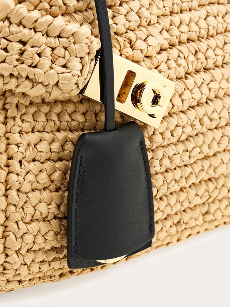 ショルダーバッグ・ポシェット SALVATORE FERRAGAMO HUG MINI BAG Hug mini crossbody bag - Women | Ferragamo