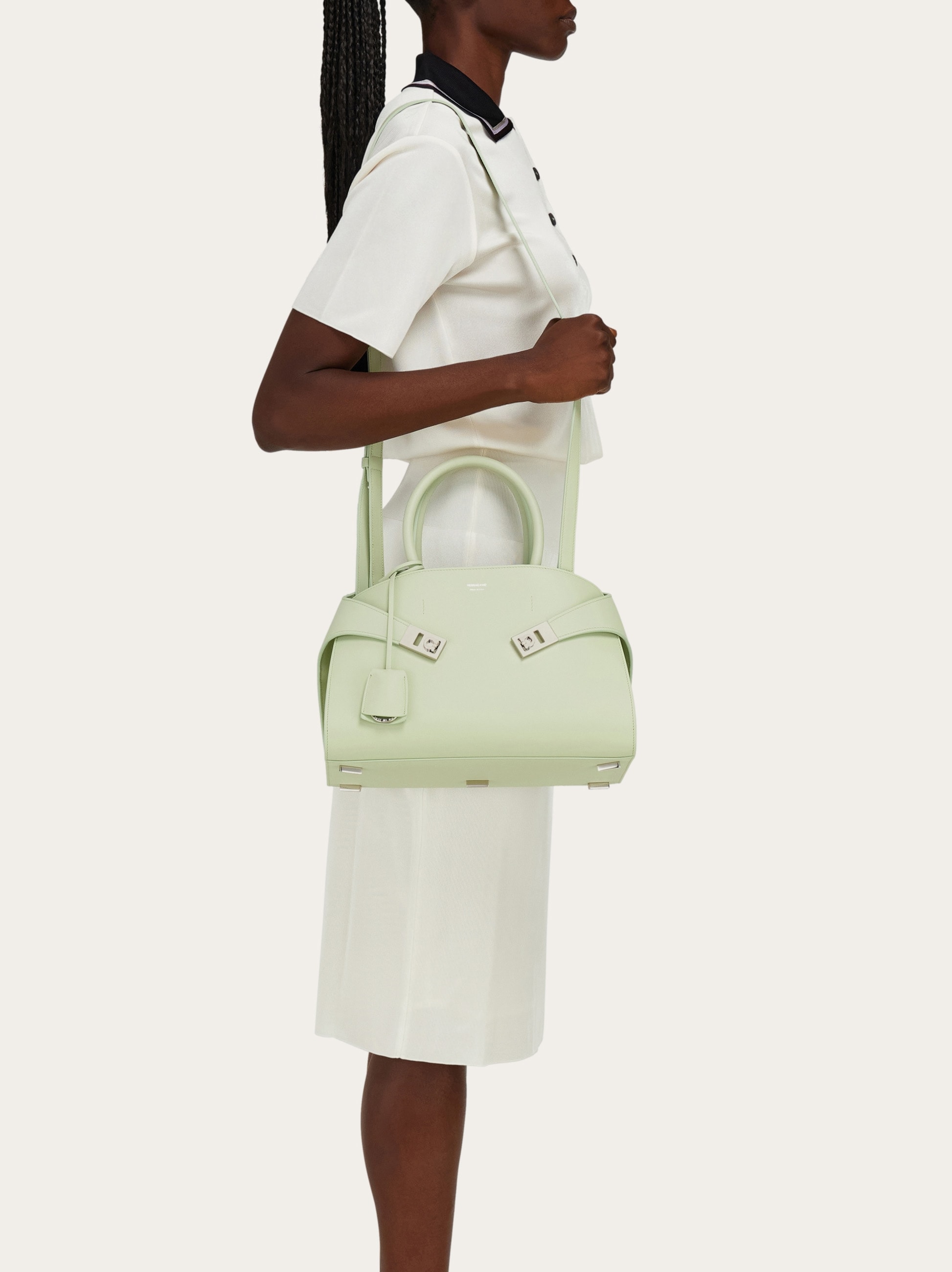 ハンドバッグ [Salvatore Ferragamo]Borsa a mano Hug (M) Hug handbag (M) - Women | Ferragamo