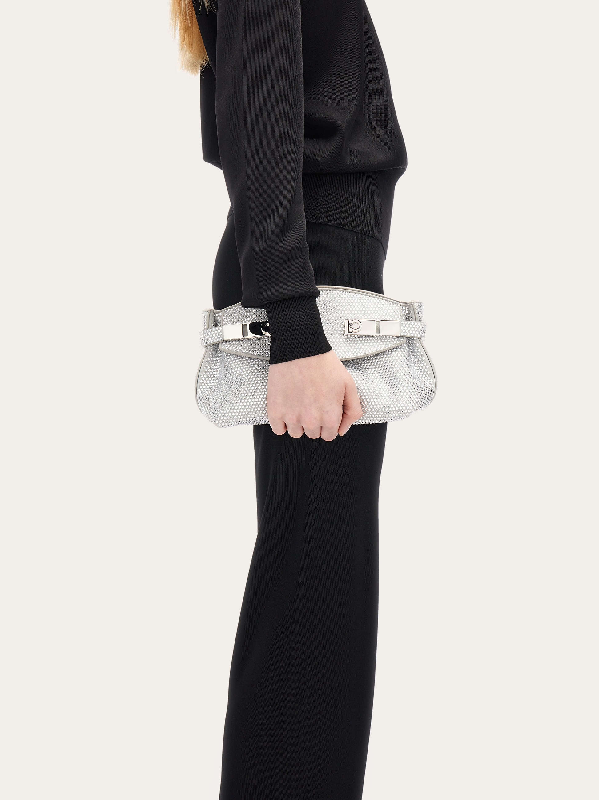 やさしい存在感◎【FERRAGAMO】Hug ソフト クロスボディバッグXS Hug soft crossbody bag with feathers (XS) - Women | Ferragamo