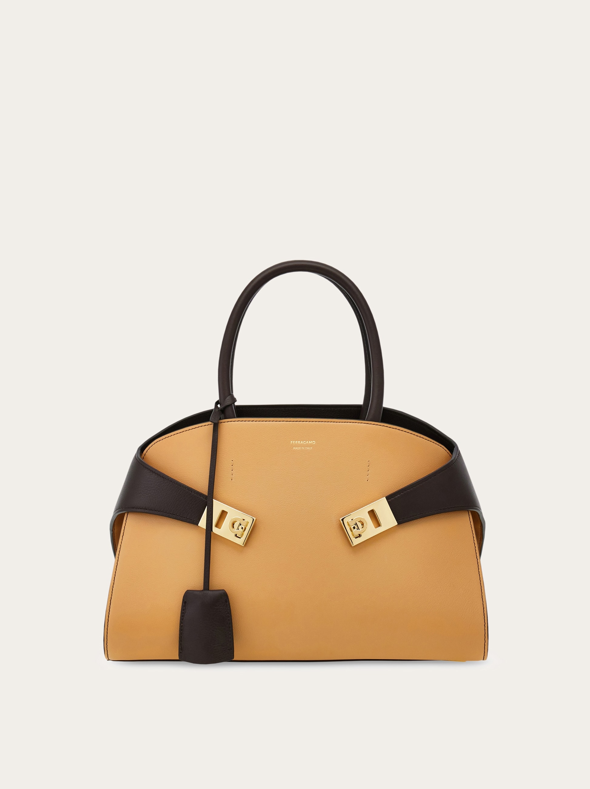 【FERRAGAMO】Hug バイカラー ハンドバッグ (M) Hug バイカラーハンドバッグ(M) - ウィメンズ | Ferragamo