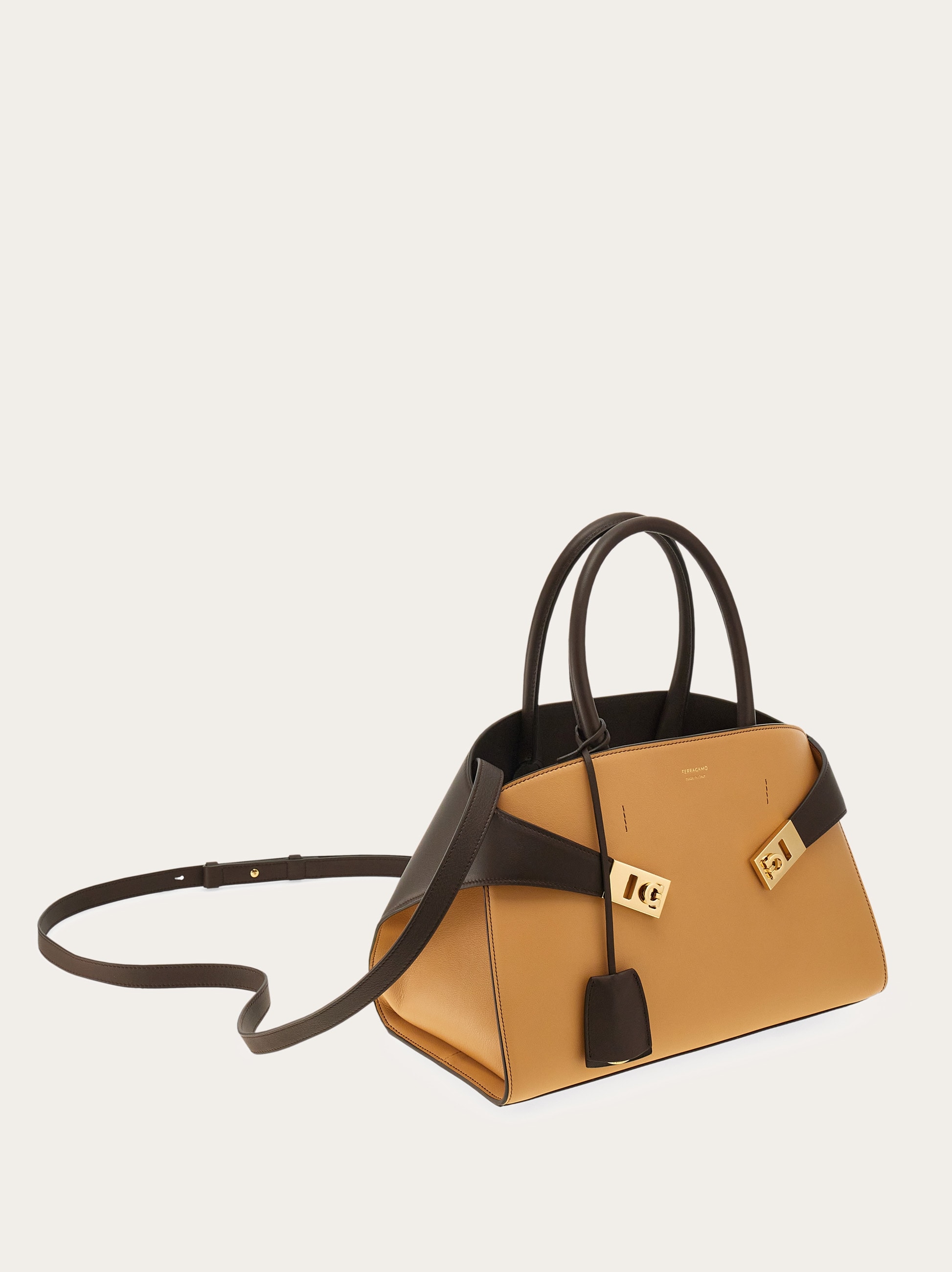 人気！【Ferragamo】ロゴトートバッグ (M) Hug バイカラーハンドバッグ(M) - ウィメンズ | Ferragamo