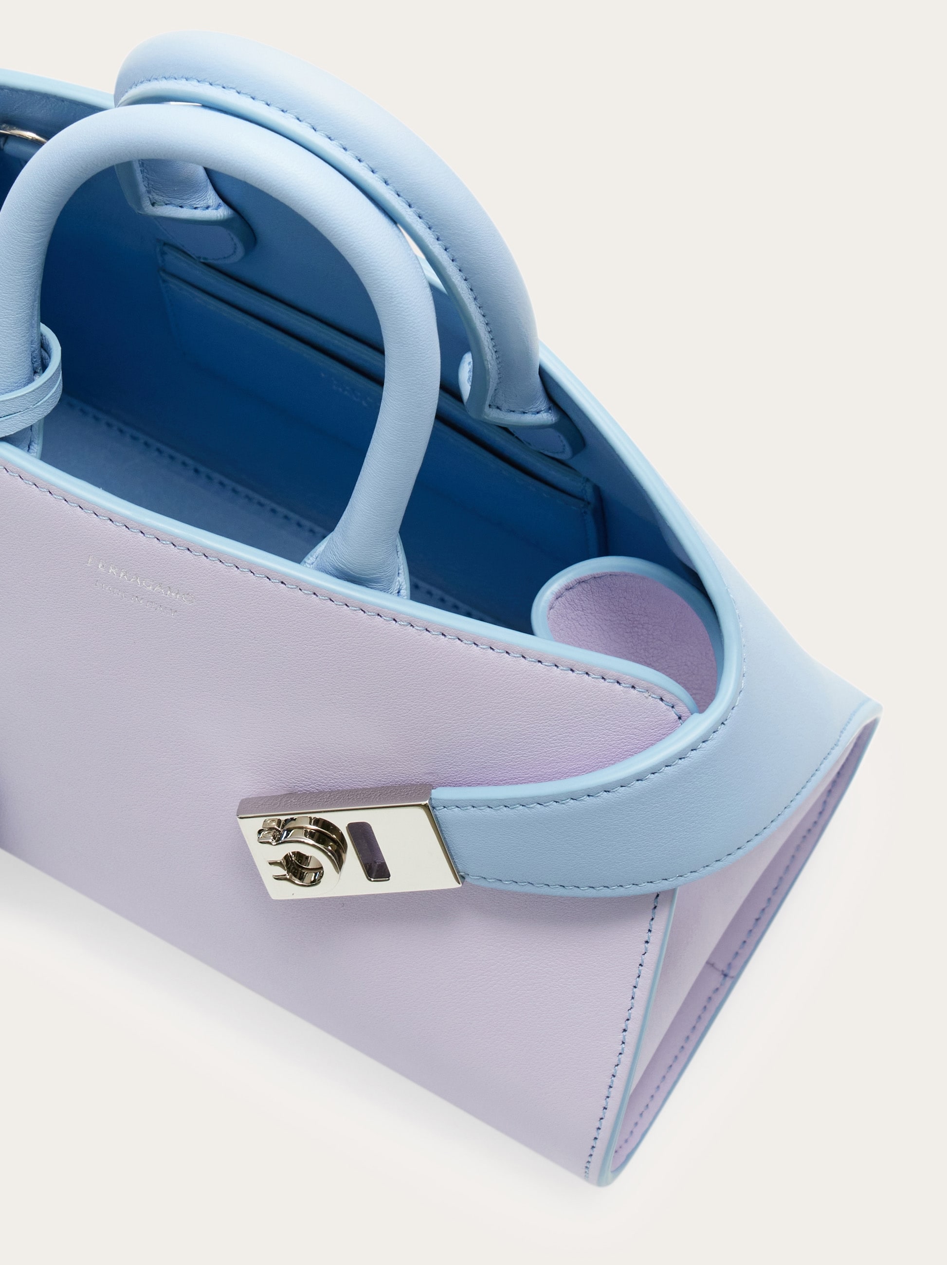 【FERRAGAMO】Hug bicolor handbag (M) Hug soft bicolor shoulder bag (M) - Women | Ferragamo