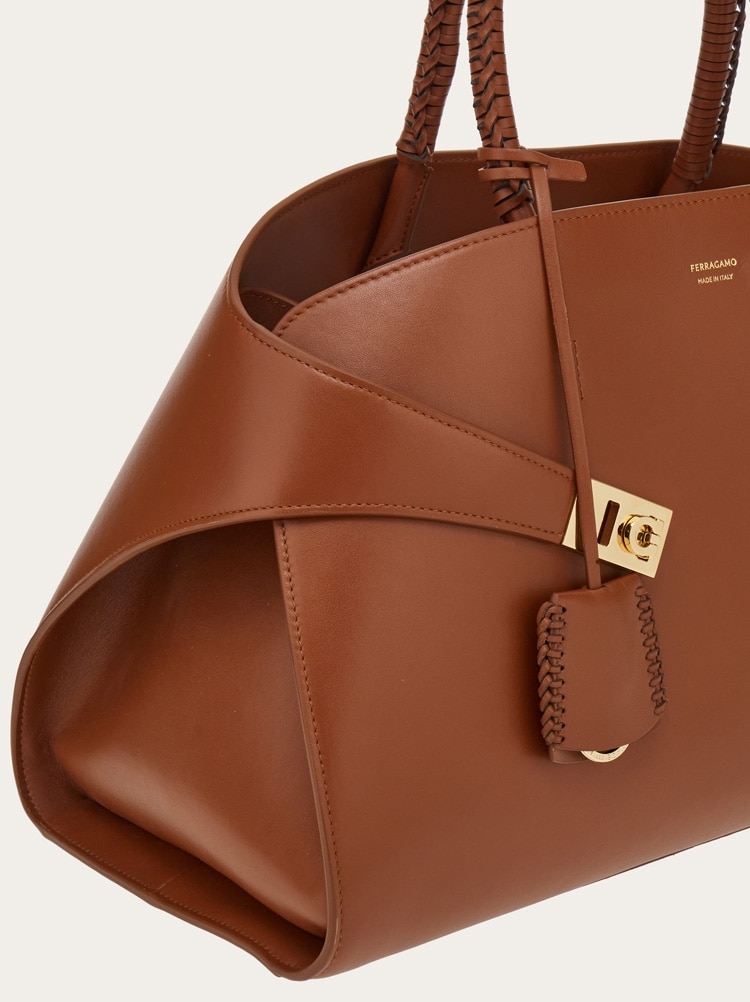 人気！FERRAGAMO ブラウン L Hug バッグ Hug ハンドバッグ (L) - ウィメンズ | Ferragamo