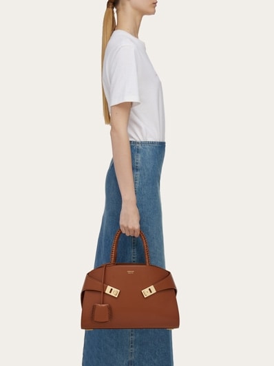 ハンドバッグ FERRAGAMO HAND BAG (21A209783825 NATURALE) 楽天市場】【10%ポイントバック 7/21 10時～7/24 10時