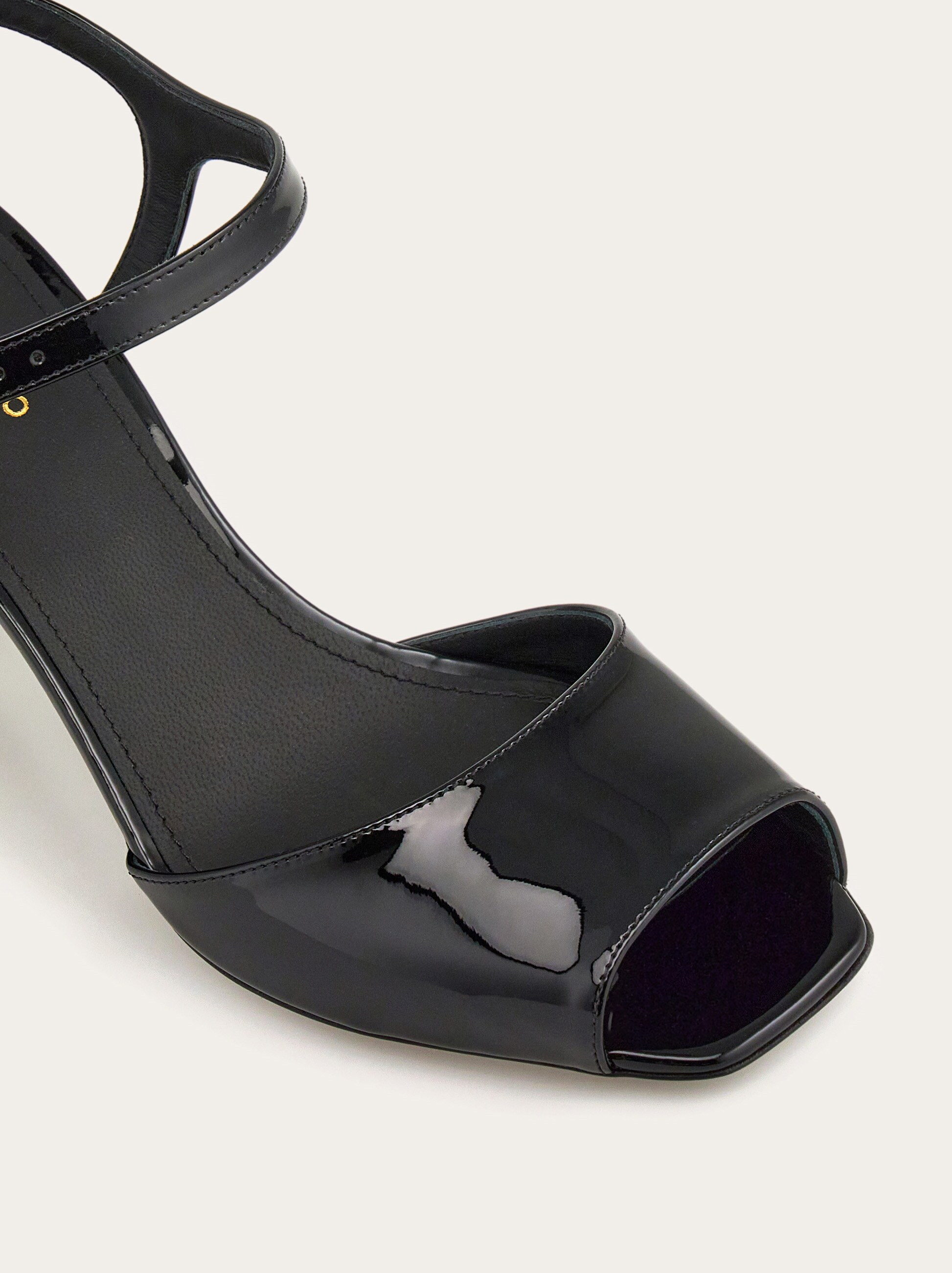 Sandale mit Chunky Absatz - Schuhe - Damen - Salvatore Ferragamo DE