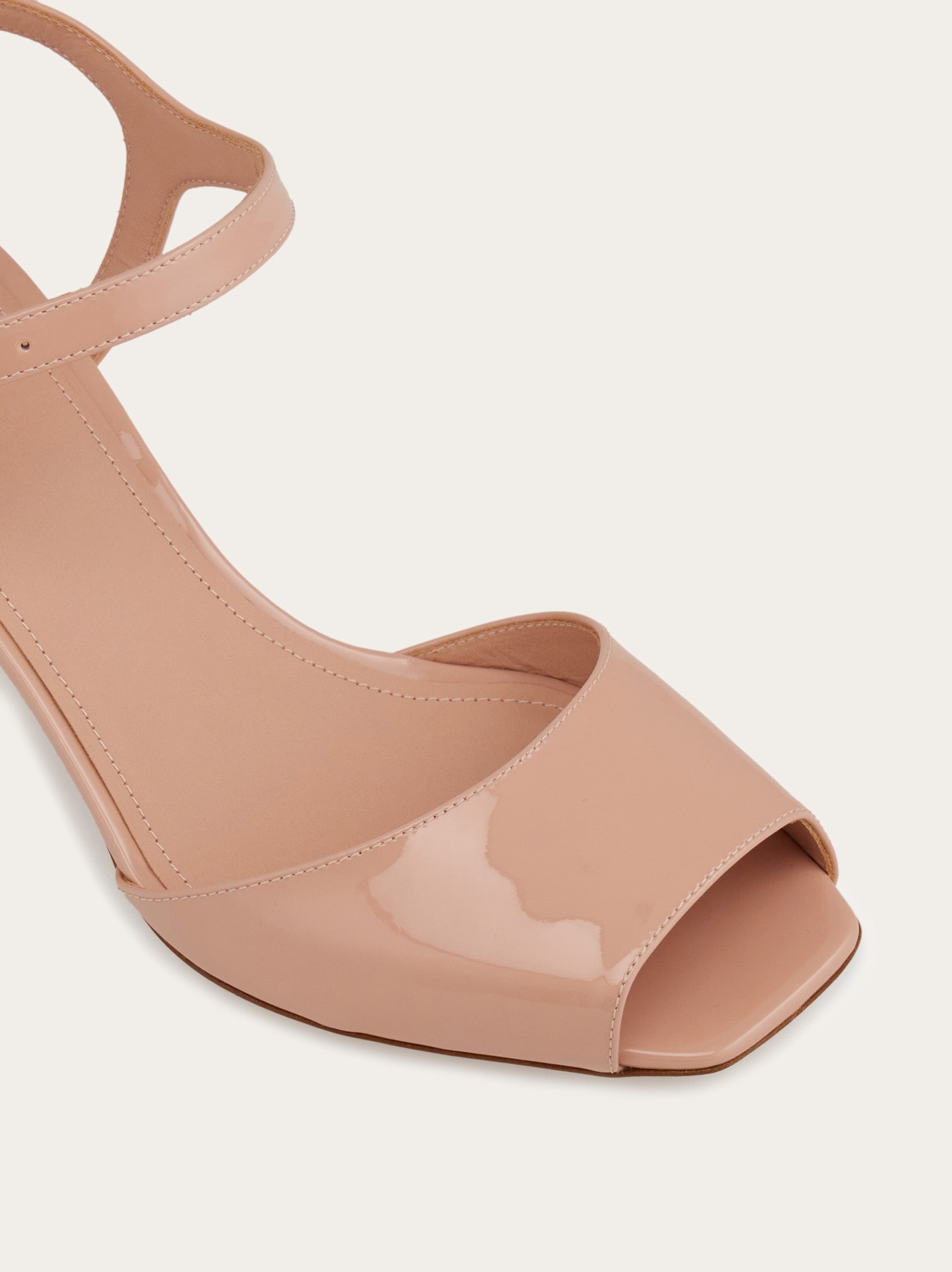 Sandale mit Chunky Absatz - Schuhe - Damen - Salvatore Ferragamo DE