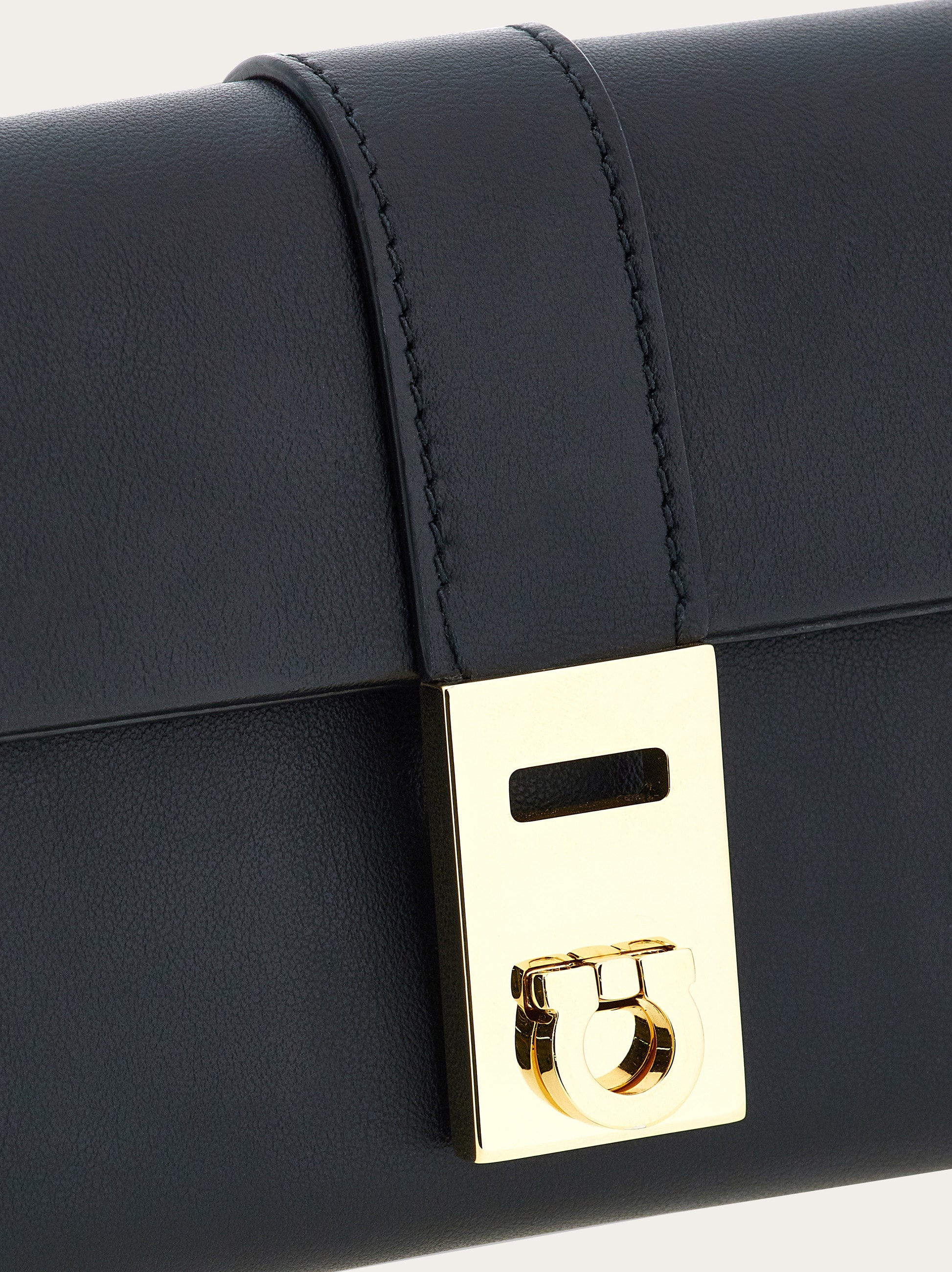 Hug wallet with chain - Women | Ferragamo