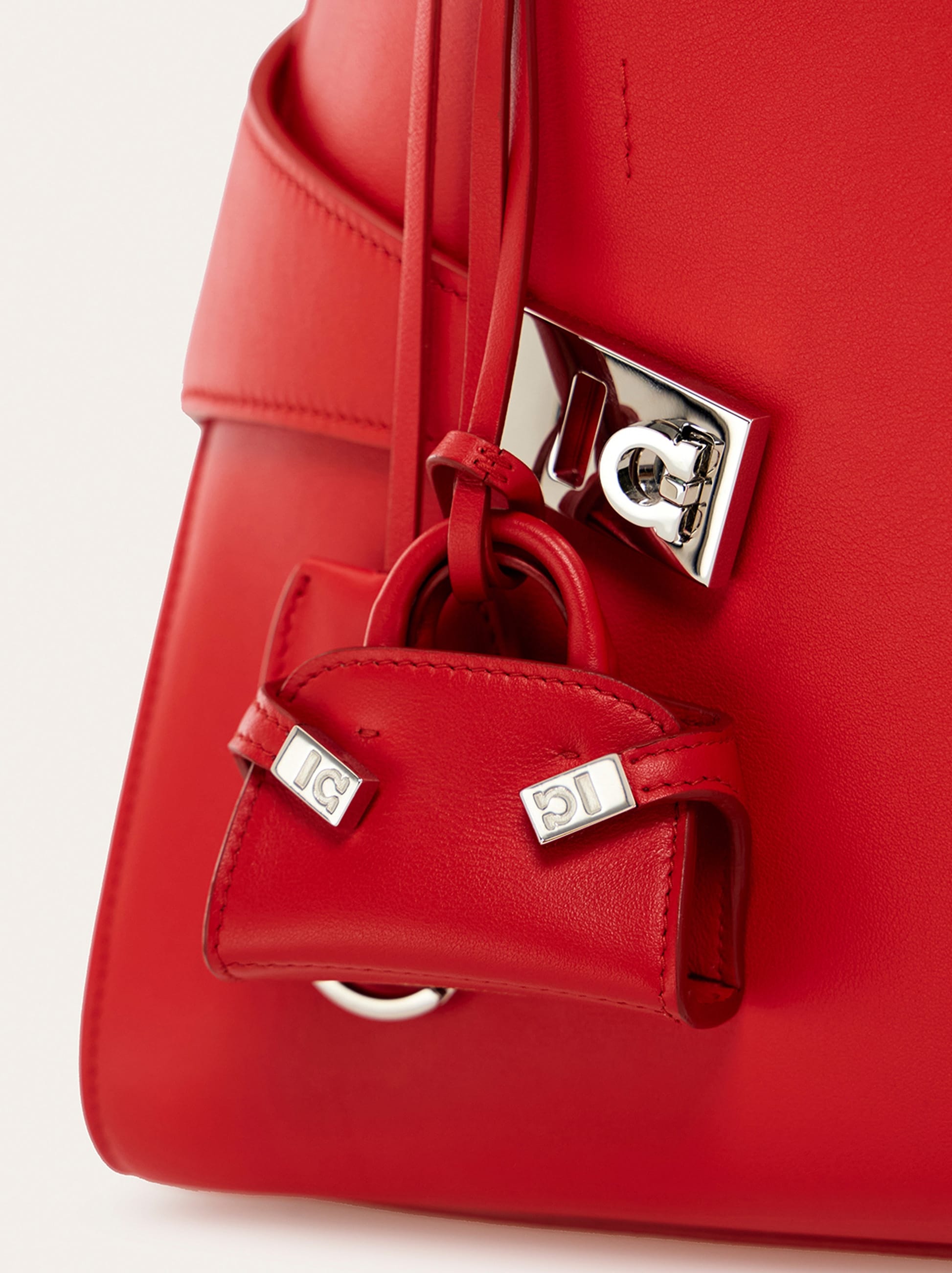 Salvatore Ferragamo シルク製クマのキーホルダー 赤 Salvatore Ferragamo フェラガモ ベア 熊 くま 携帯ストラップ