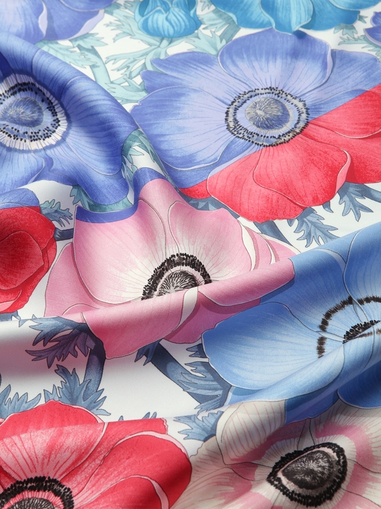 Pañuelo de seda estampado Anémonas Gallery image 4