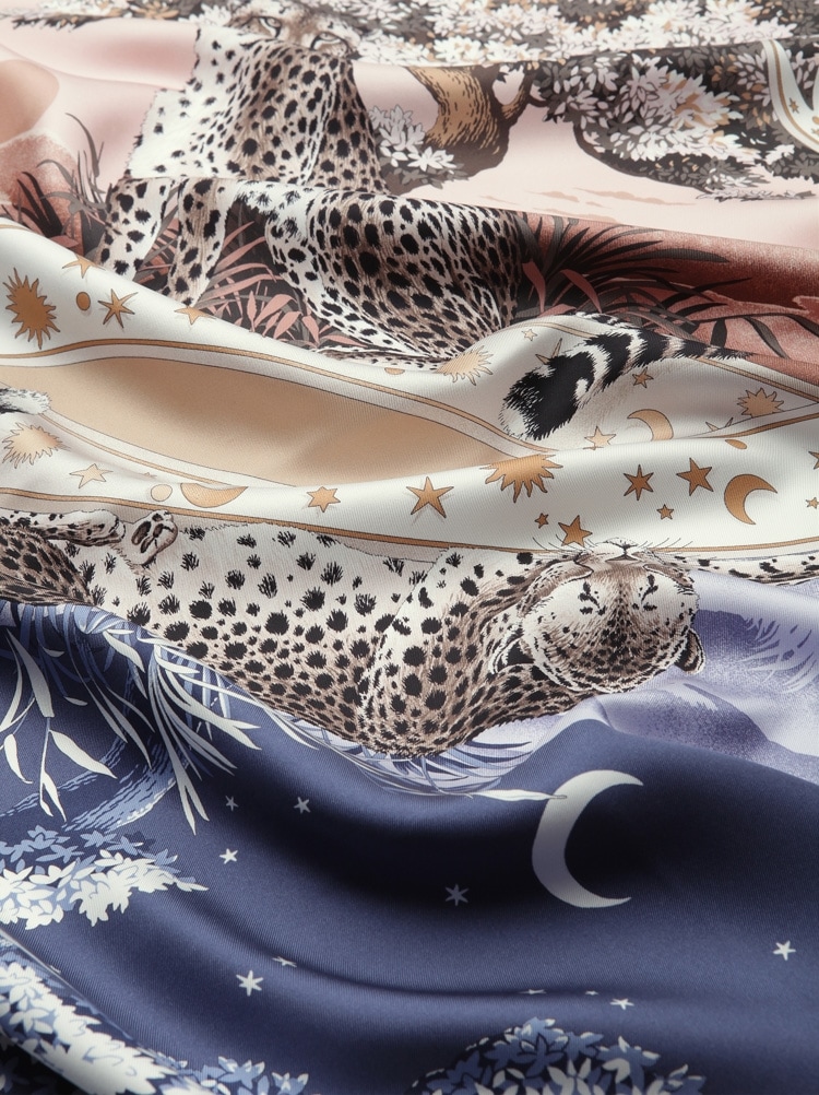 Pañuelo de seda estampado Day & Night Gallery image 4