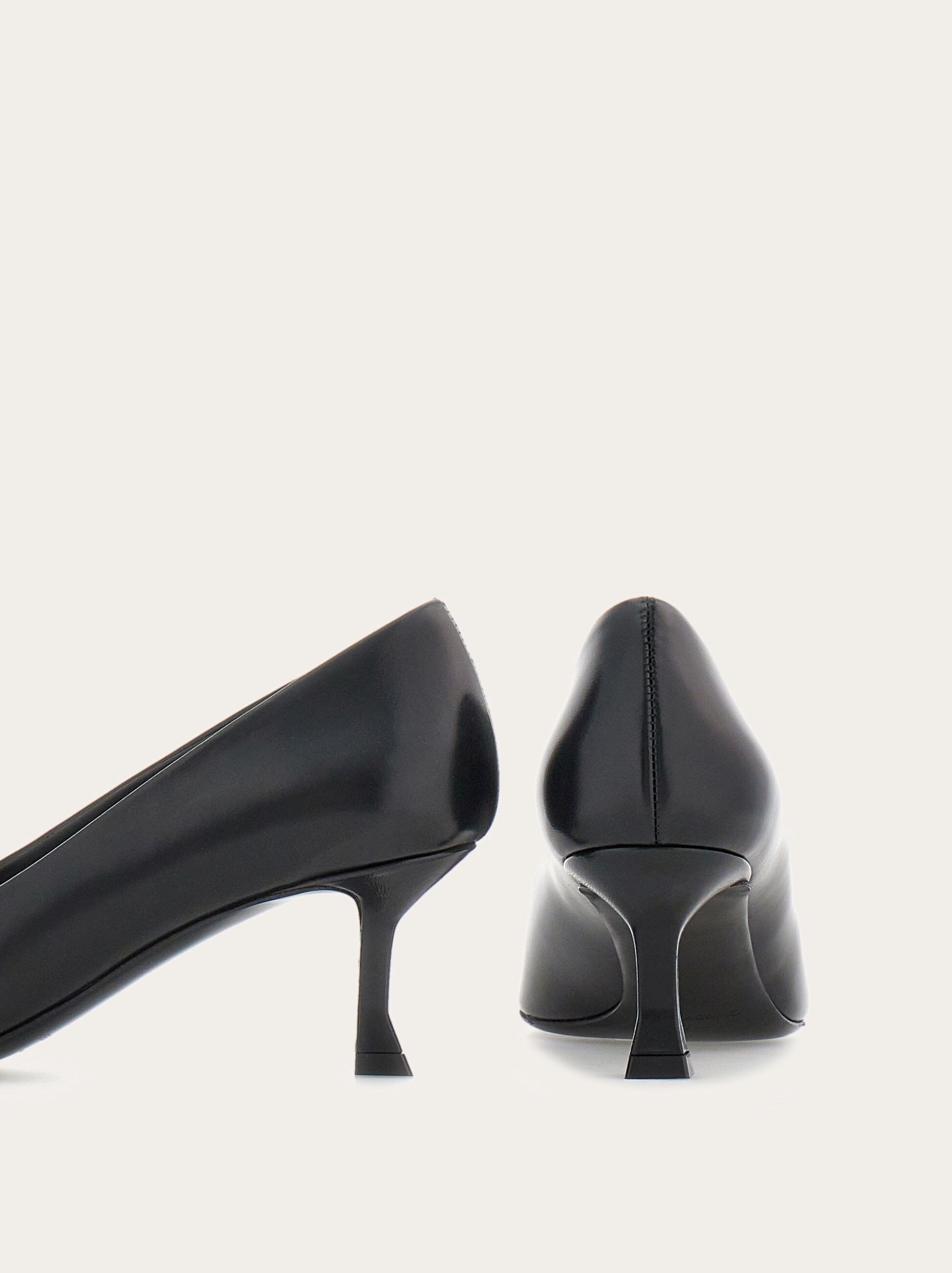 Vara bow pump - Shoes - Women - Salvatore Ferragamo US 