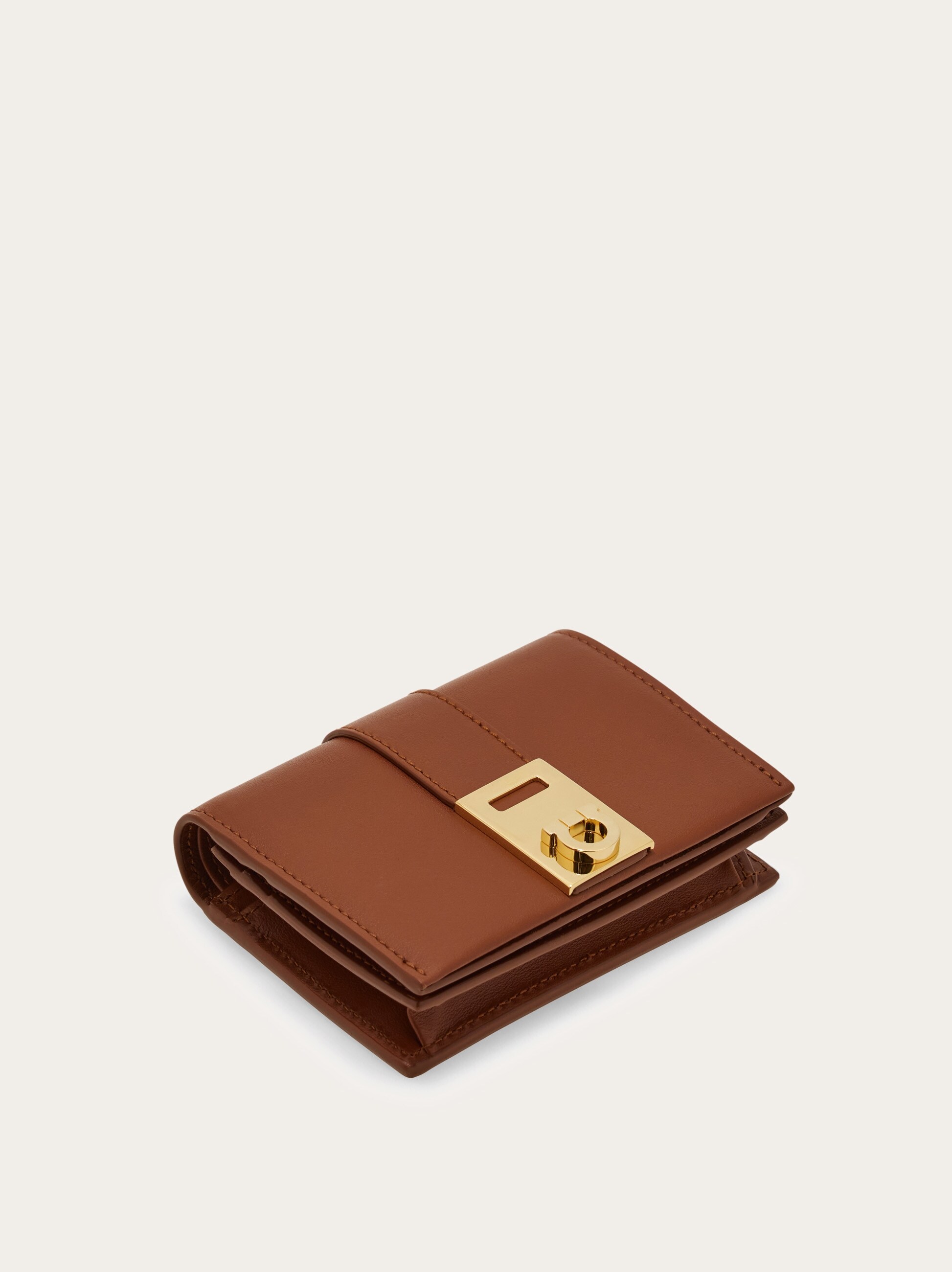 【送料&関税込】Ferragamo Compact Wallet hug Hug compact wallet - Women | Ferragamo