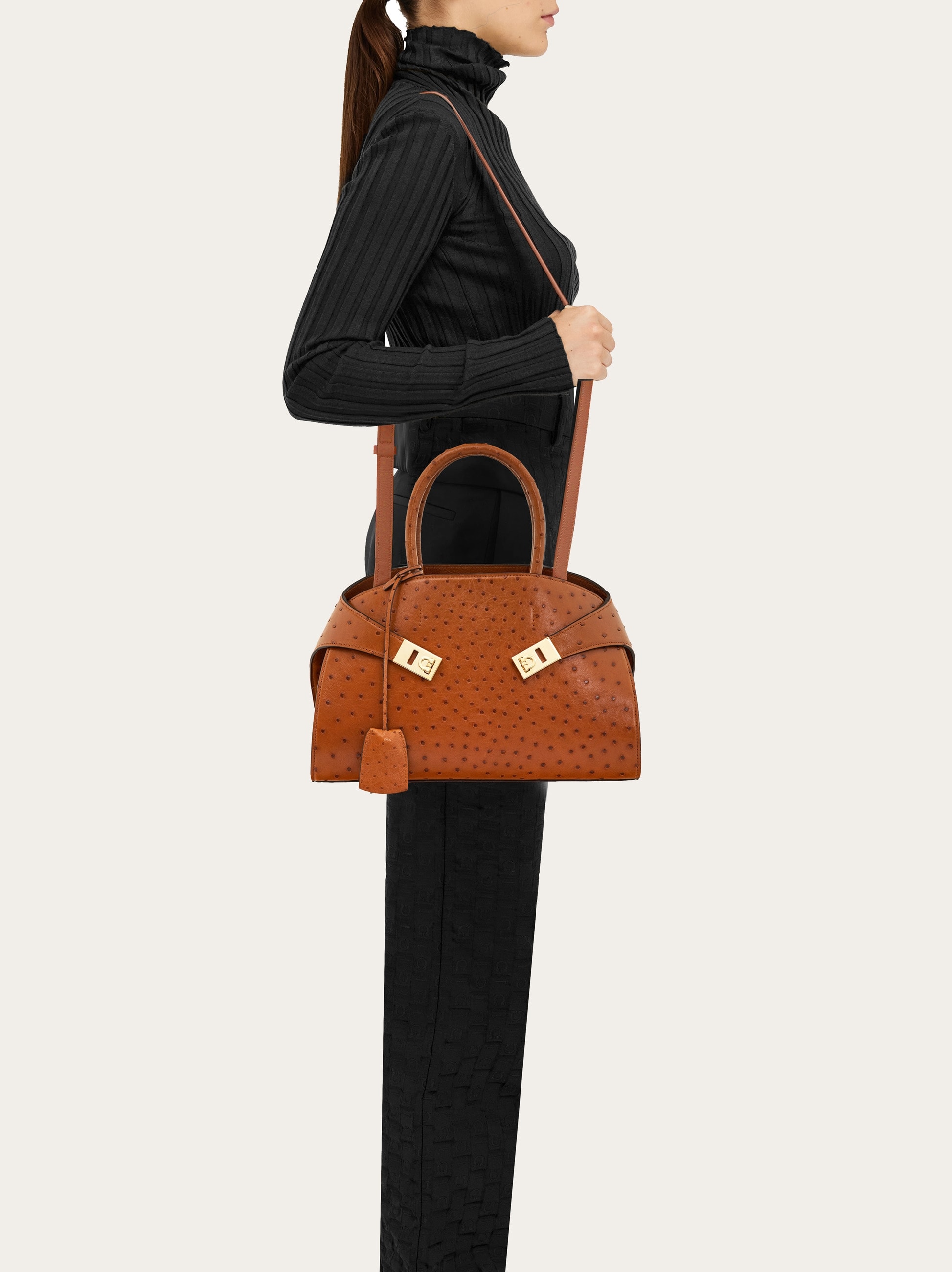 ハンドバッグ FERRAGAMO Woman Handbag Brown 215608 771867 CLAY Hug handbag (M) - Women | Ferragamo