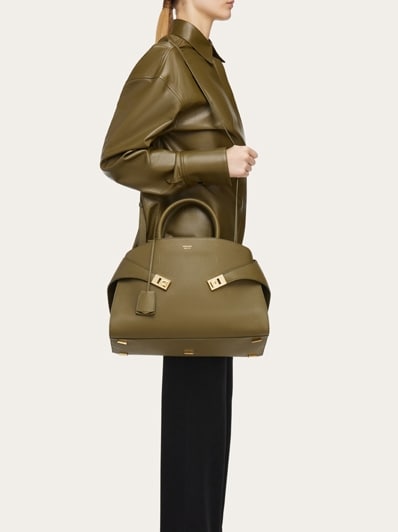 FERRAGAMO フェラガモ Hug カーフレザー ハンドバッグ (L) Hug handbag (L) - Women | Ferragamo