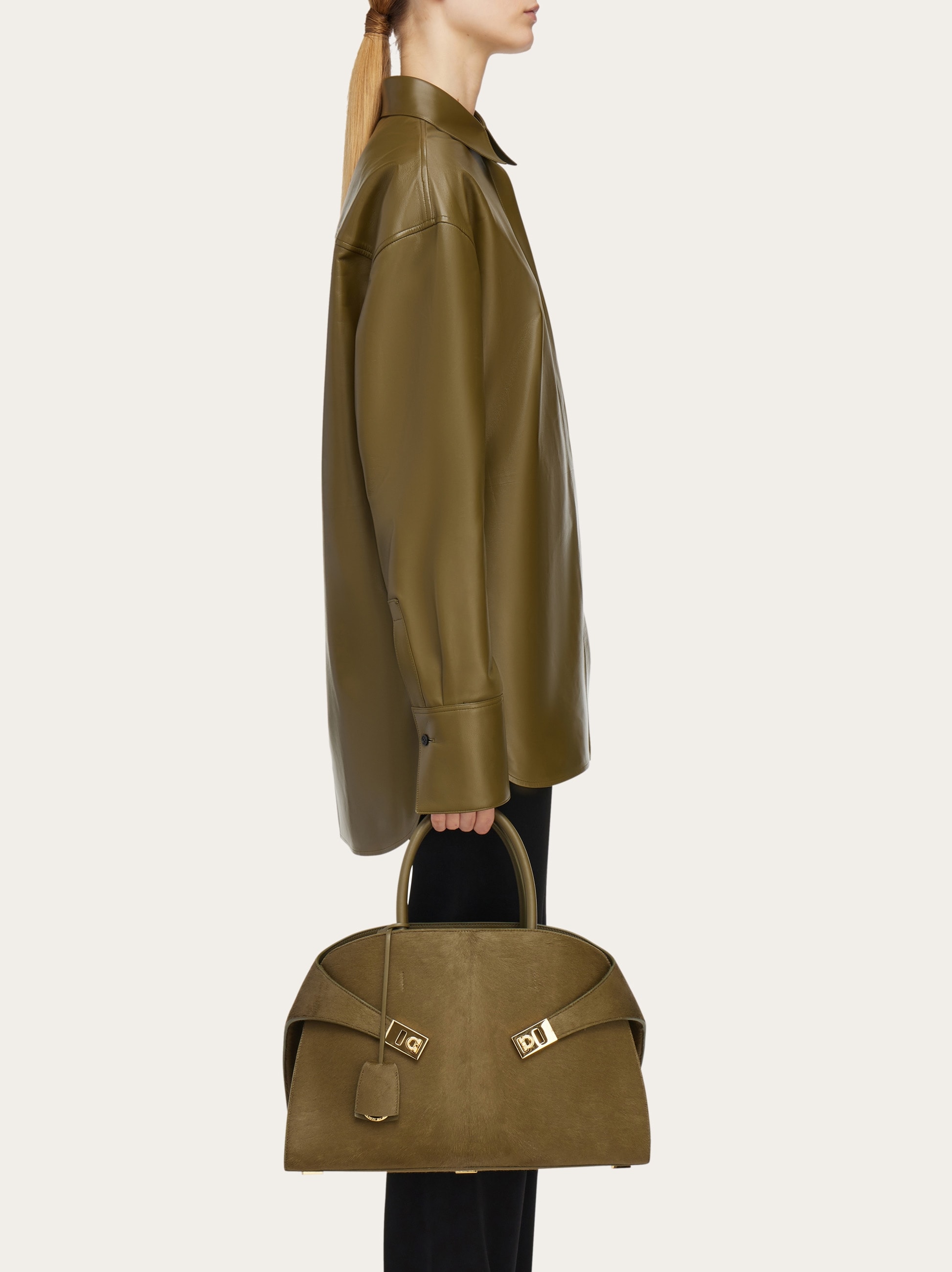 【関送込】FERRAGAMO◆LEATHER HUG L TOP HANDLE BAG Hug handbag (L) - Women | Ferragamo
