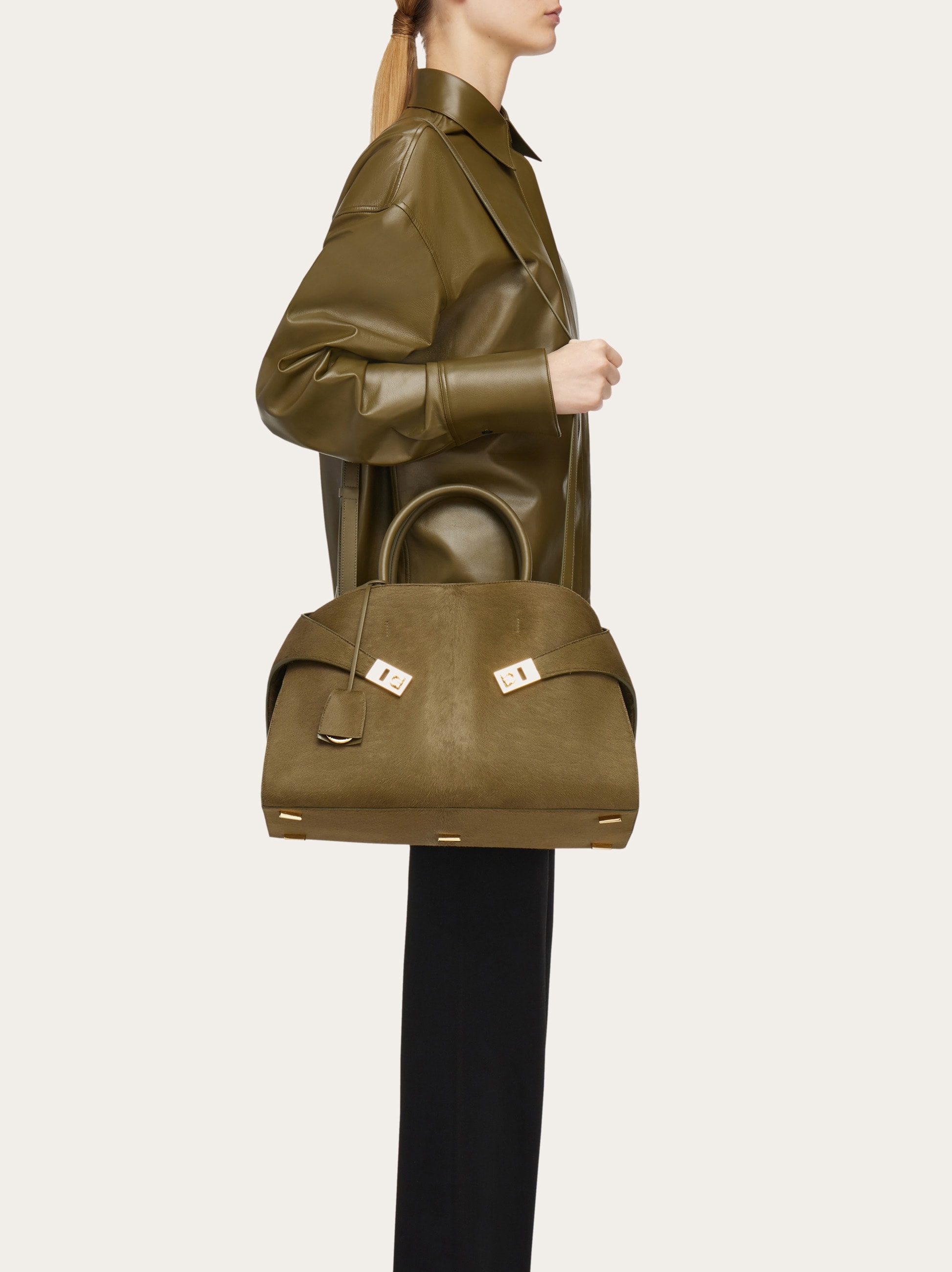 【関送込】FERRAGAMO◆LEATHER HUG L TOP HANDLE BAG Hug handbag (L) - Women | Ferragamo