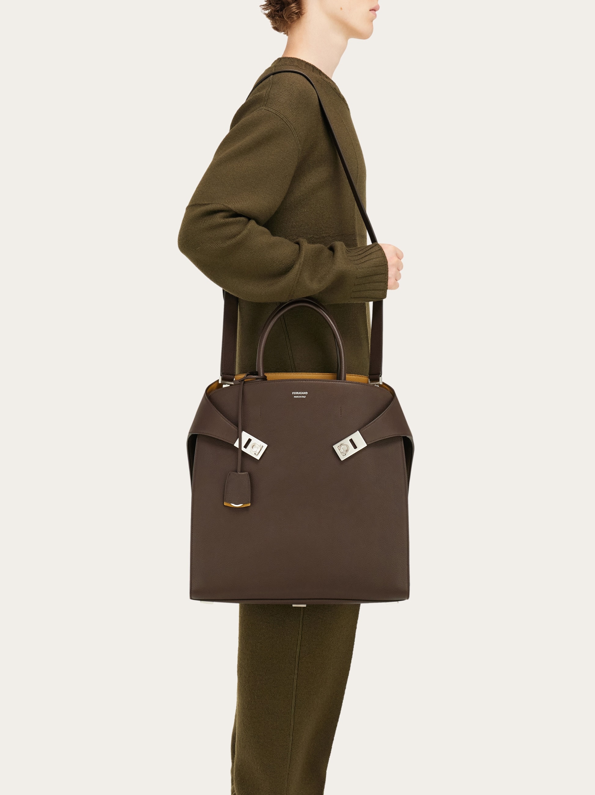 トートバッグ FERRAGAMO HUG MEDIUM LEATHER TOTE BAG Hug Medium leather tote bag in black - Ferragamo | Mytheresa