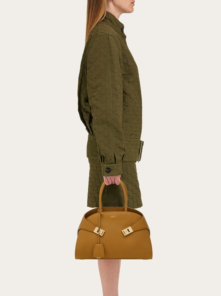 Hug Handtasche (M) Gallery image 2