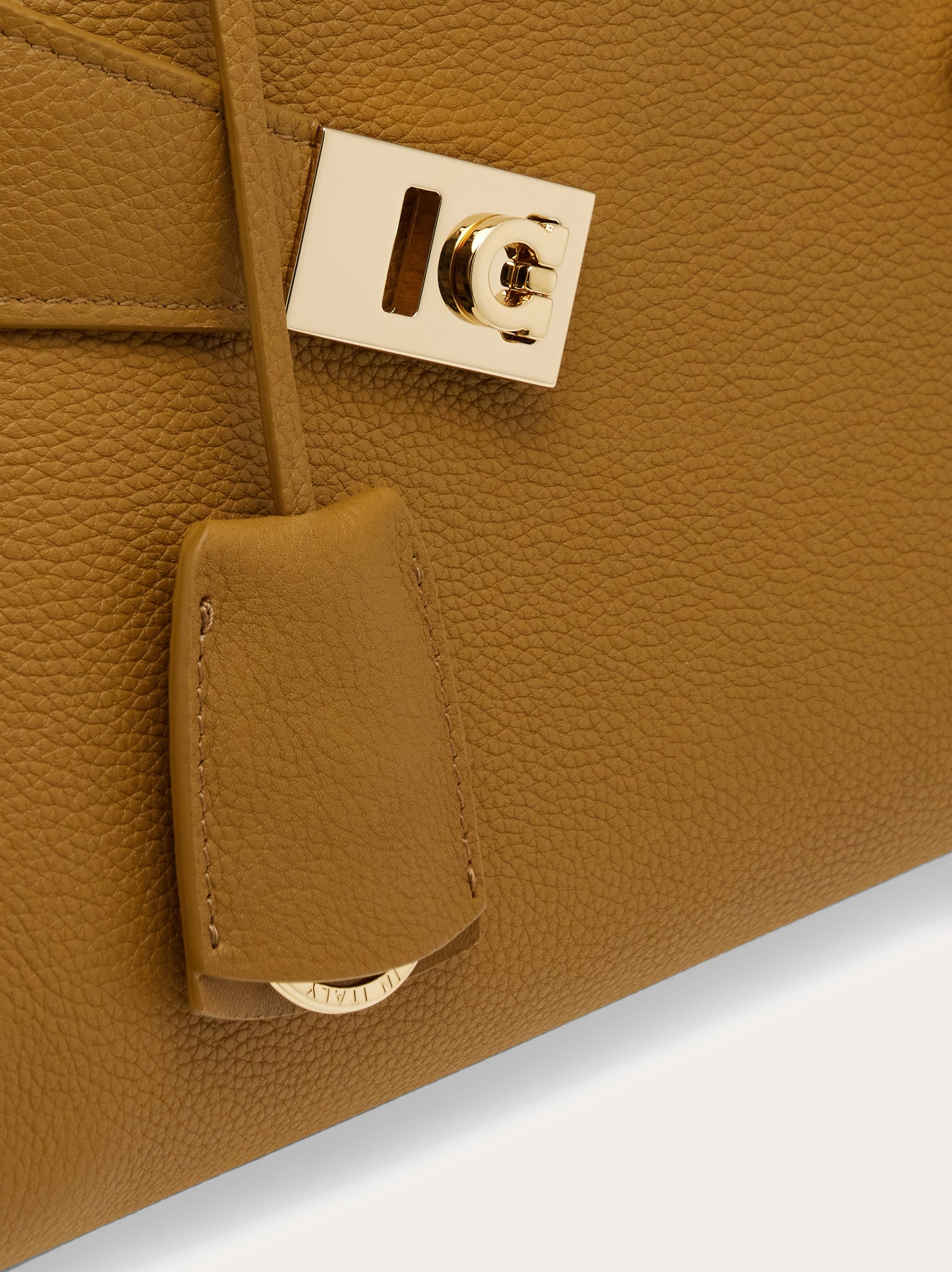 極美品 箱付Ferragamo カットワーク ピンヒール ヴァラ バックベルト Hug ハンドバッグ (L) - ウィメンズ | Ferragamo