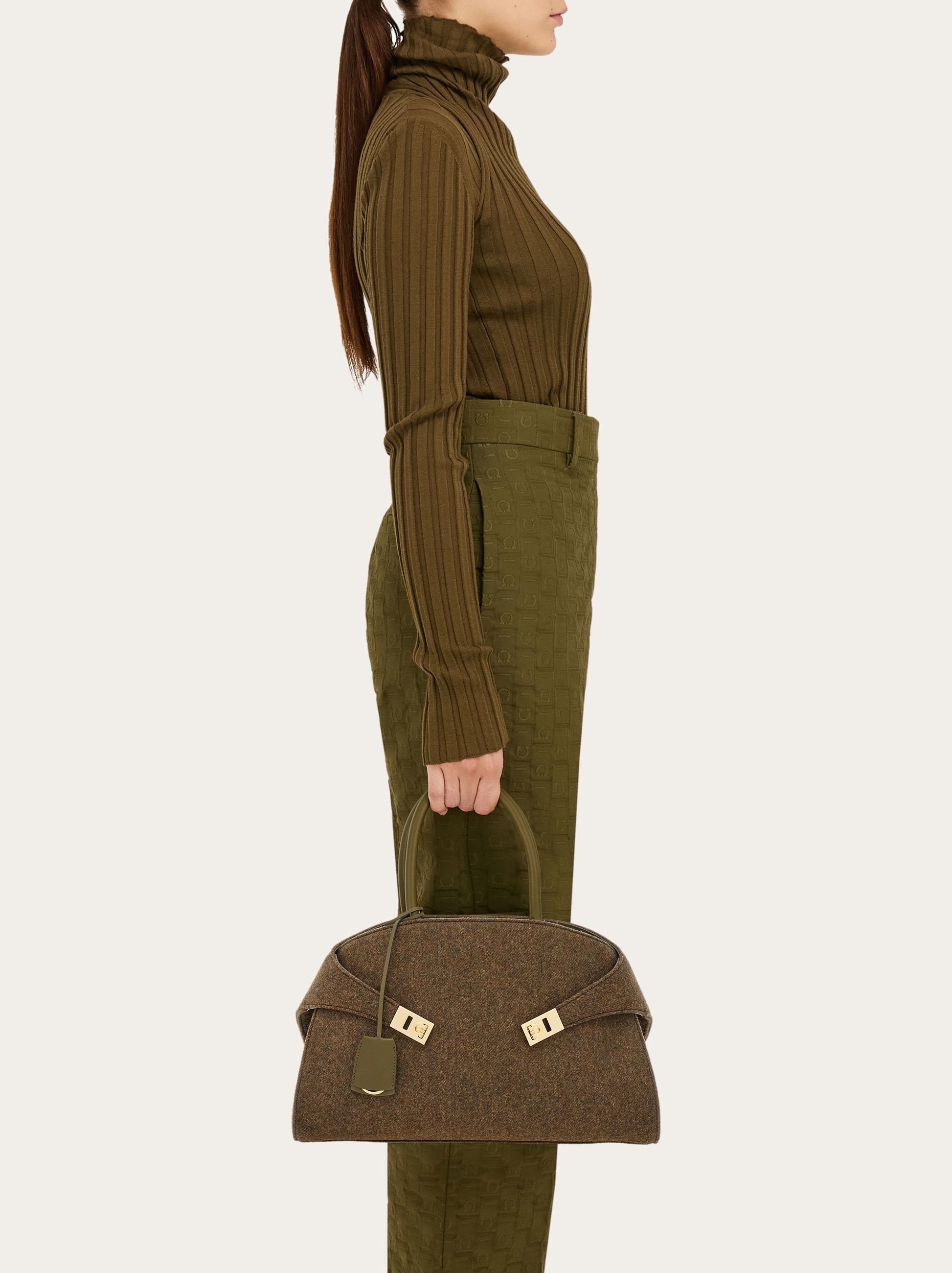 【関送込】FERRAGAMO◆LEATHER HUG L TOP HANDLE BAG Hug handbag (L) - Women | Ferragamo