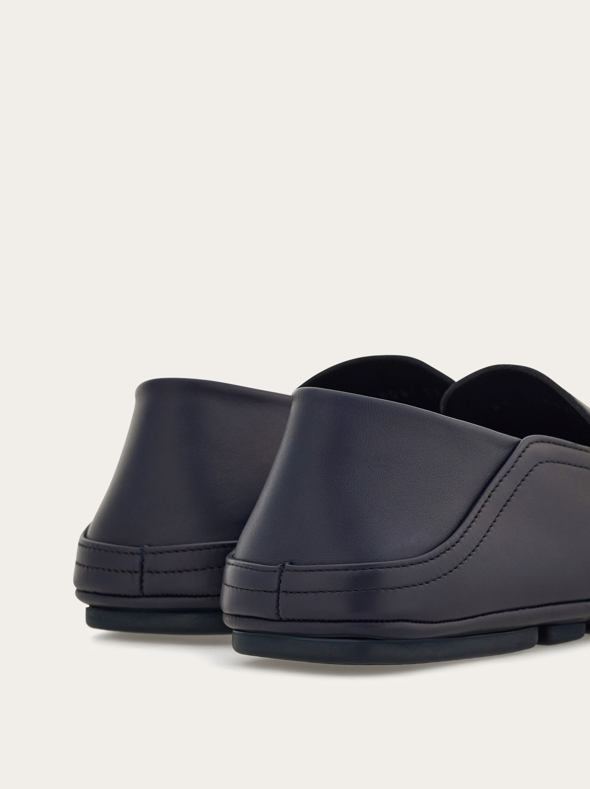 【関税込み】Ferragamo ブラック Gancini Ornament スリッポン Ferragamo Black Gancini Ornament Loafers Salvatore Ferragamo