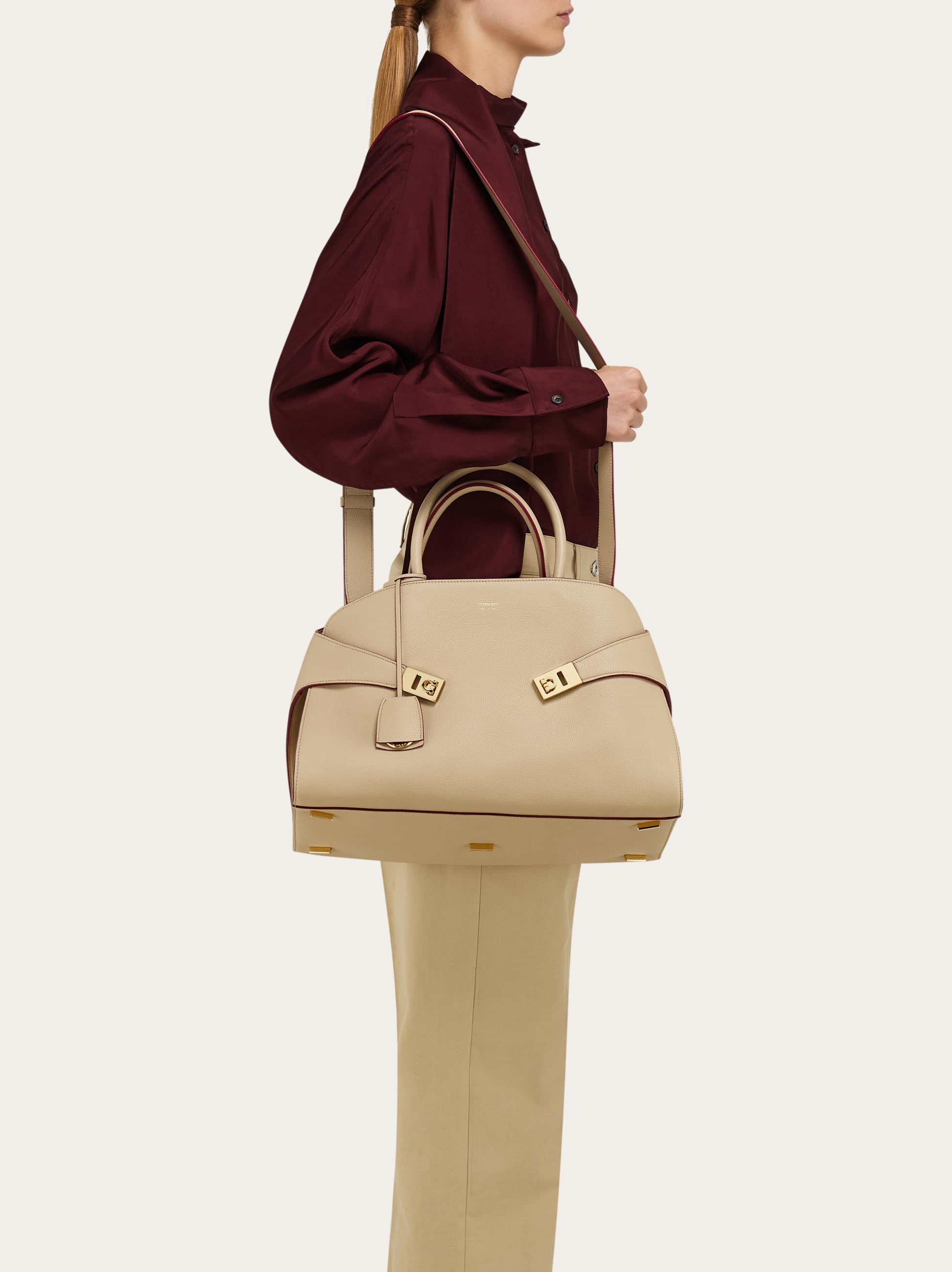 ハンドバッグ FERRAGAMO Woman Handbag Brown 215608 771867 CLAY Hug handbag (M) - Women | Ferragamo