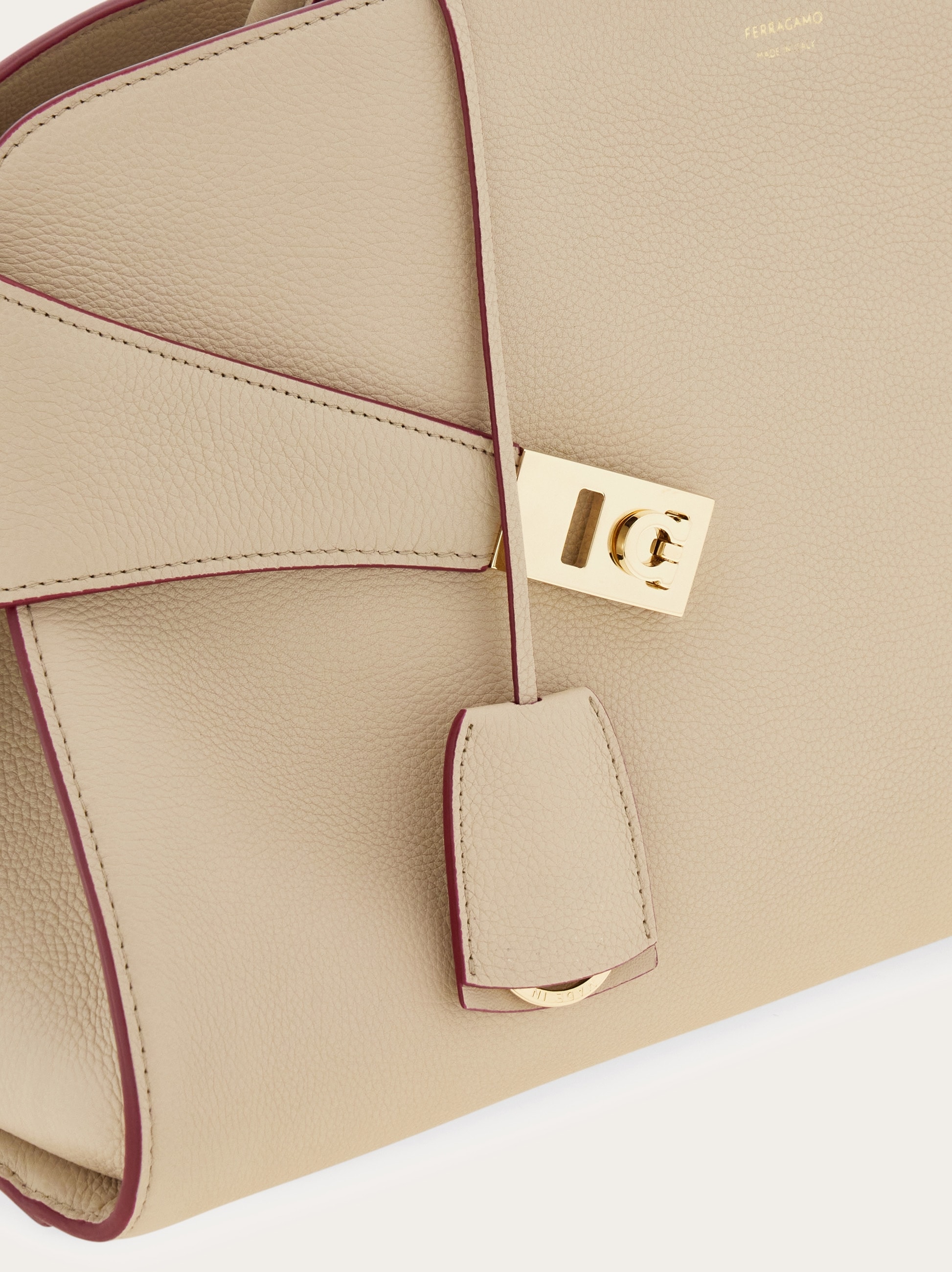 関税込【Ferragamo】ハグ チェーンリンクウォレット ベージュ Hug handbag (XS) - Women | Ferragamo