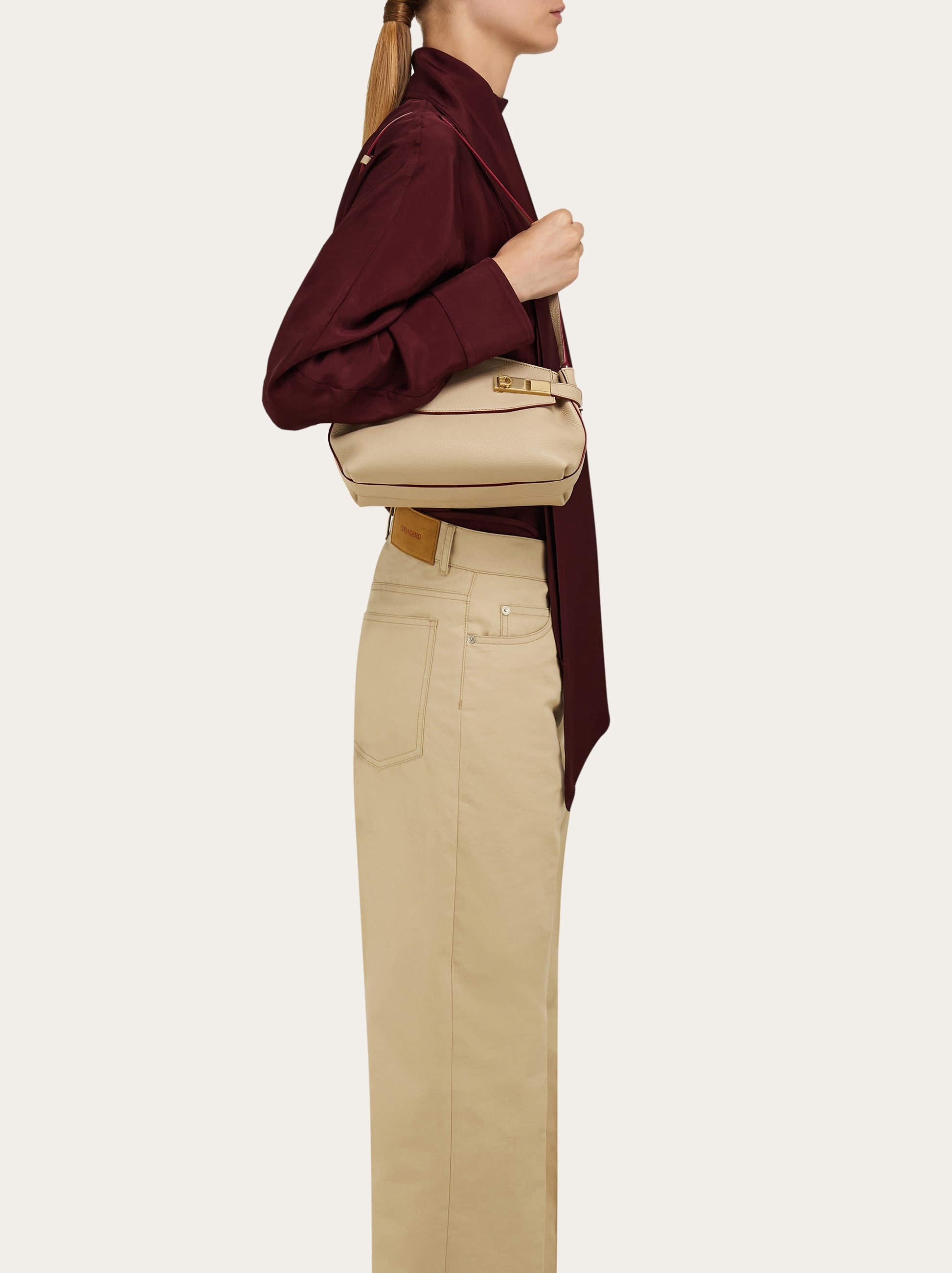 ショルダーバッグ・ポシェット Ferragamo \"Hug Soft\" Large Crossbody Bag - Beige Hug soft crossbody bag (L) - Women | Ferragamo