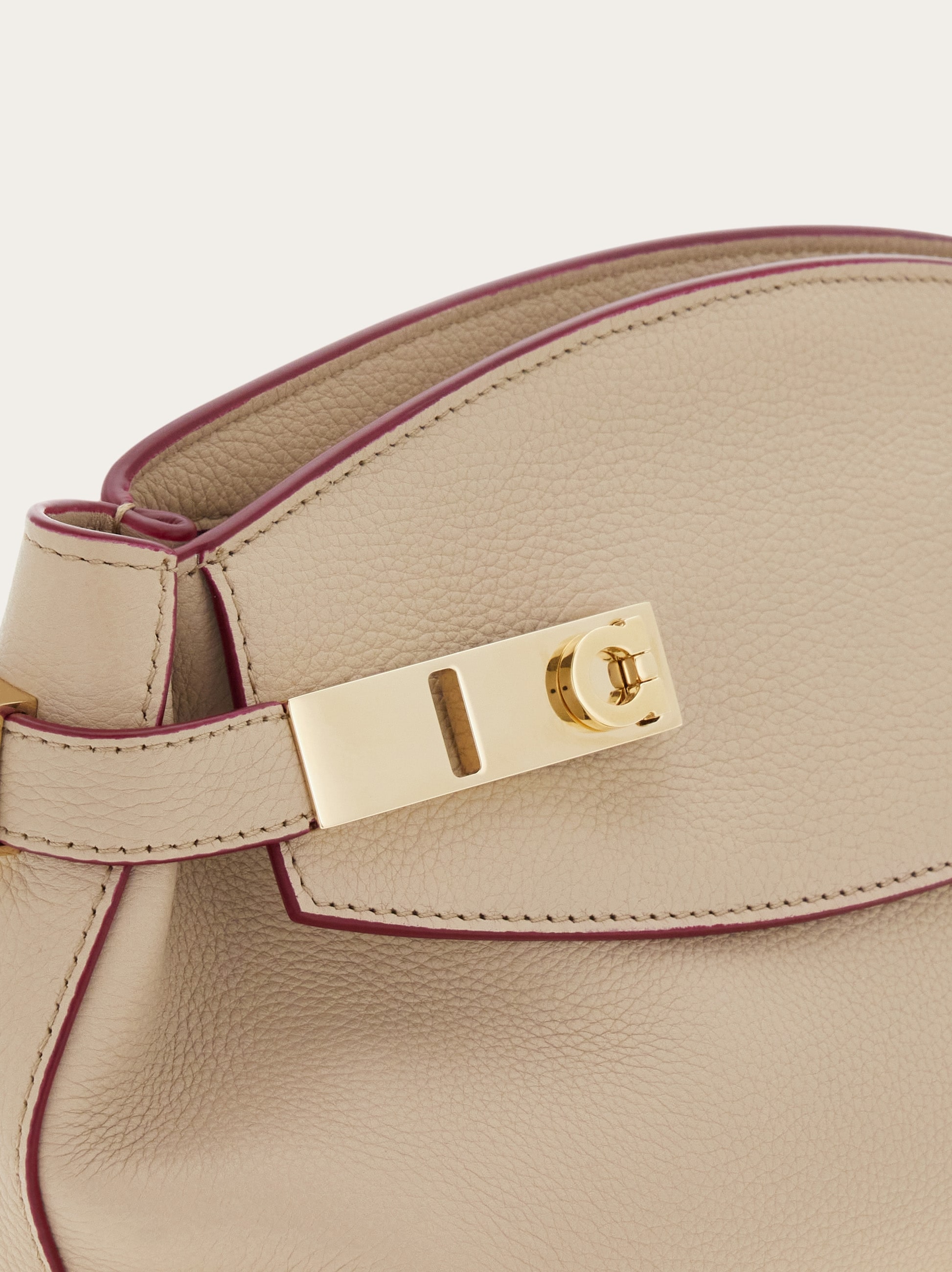 ショルダーバッグ・ポシェット Ferragamo \"Hug Soft\" Large Crossbody Bag - Beige Hug soft crossbody bag - Women | Ferragamo