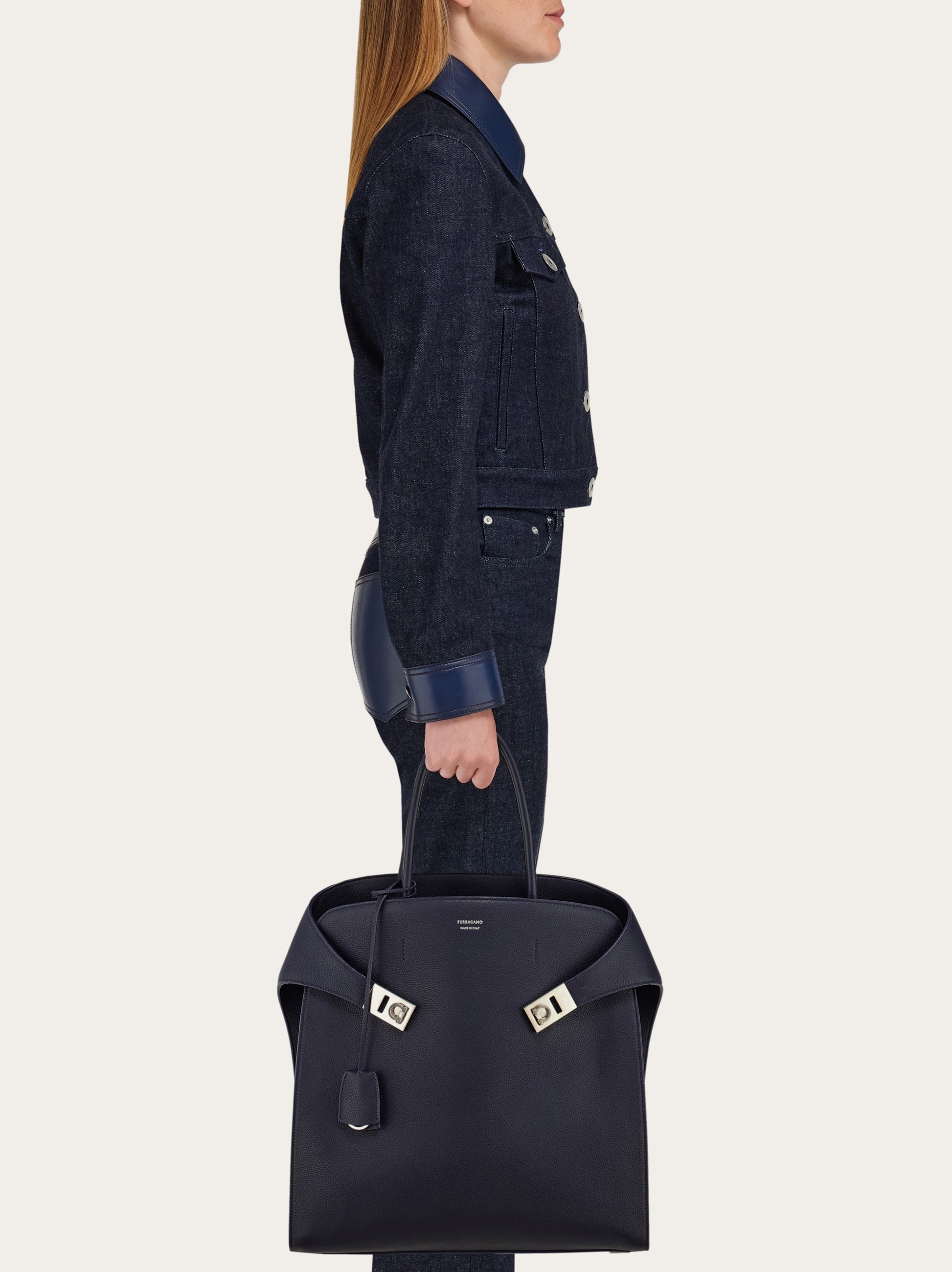 FERRAGAMO ブリーフケース・トート・ショルダーバッグ_HUG Hug bicolor handbag (M) - Women | Ferragamo