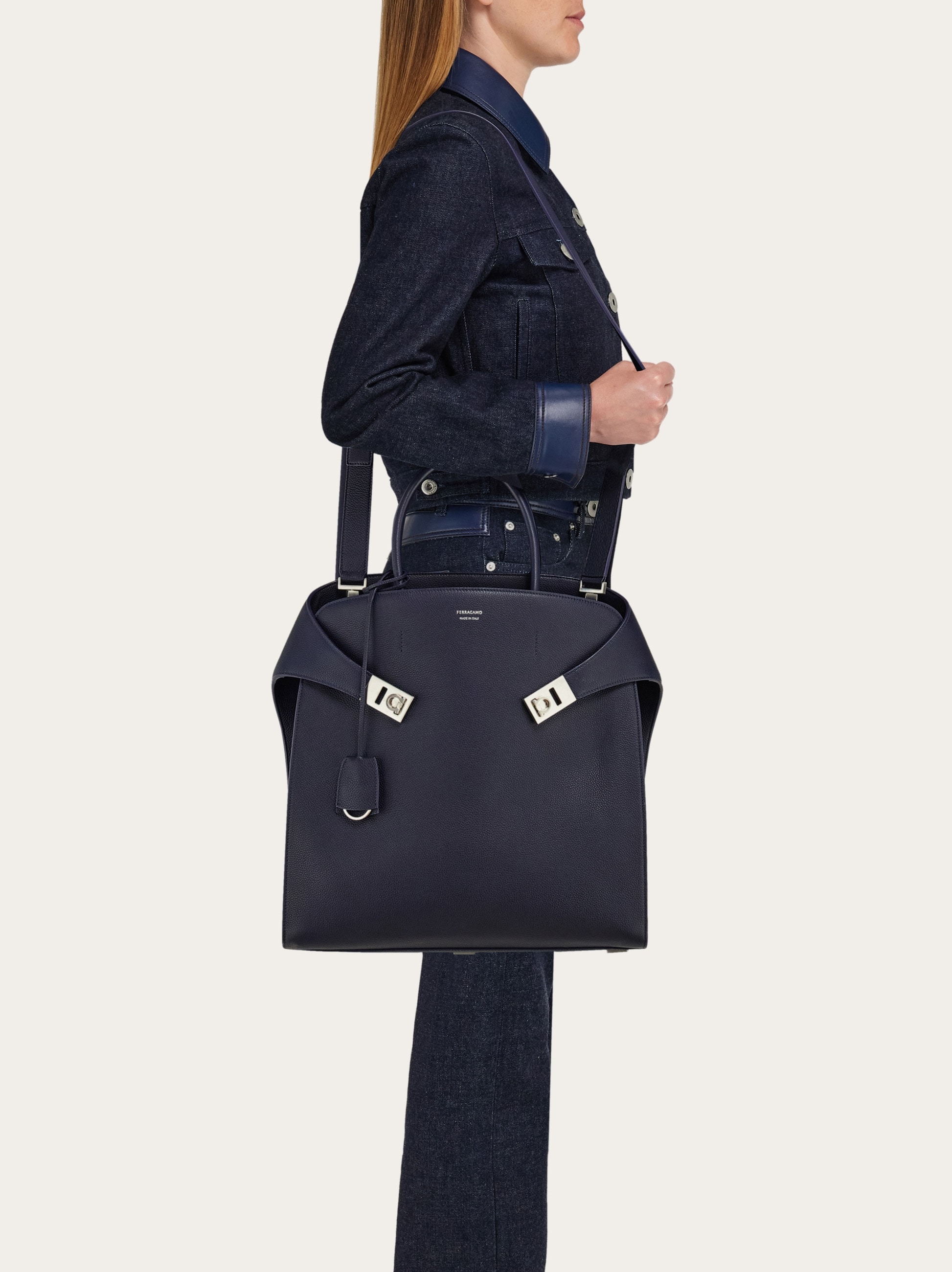 ☆人気【FERRAGAMO】☆ハグトップ ハンドル トートバッグ☆ Hug トートバッグ - メンズ | Ferragamo