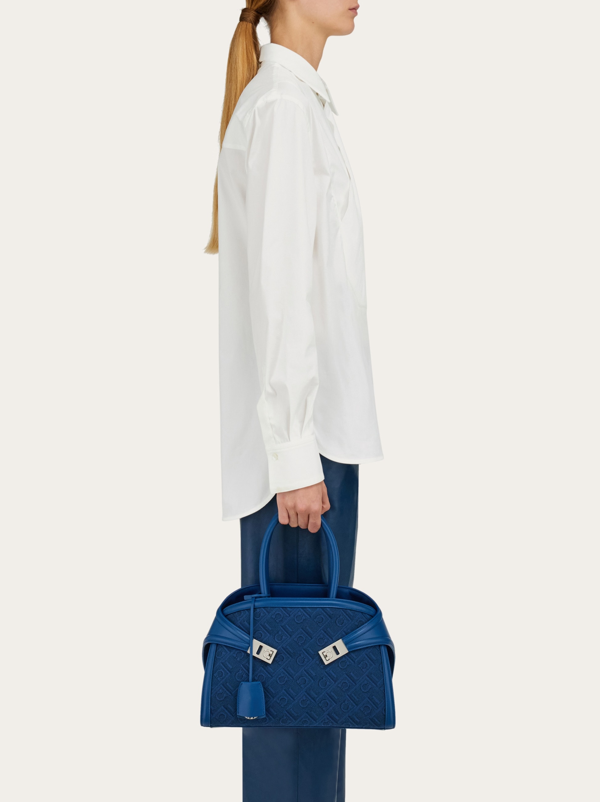 【FERRAGAMO フェラガモ■極美品 】現行　HUG　ハグ　ネイビー Hug ミニ クロスボディバッグ - ウィメンズ | Ferragamo