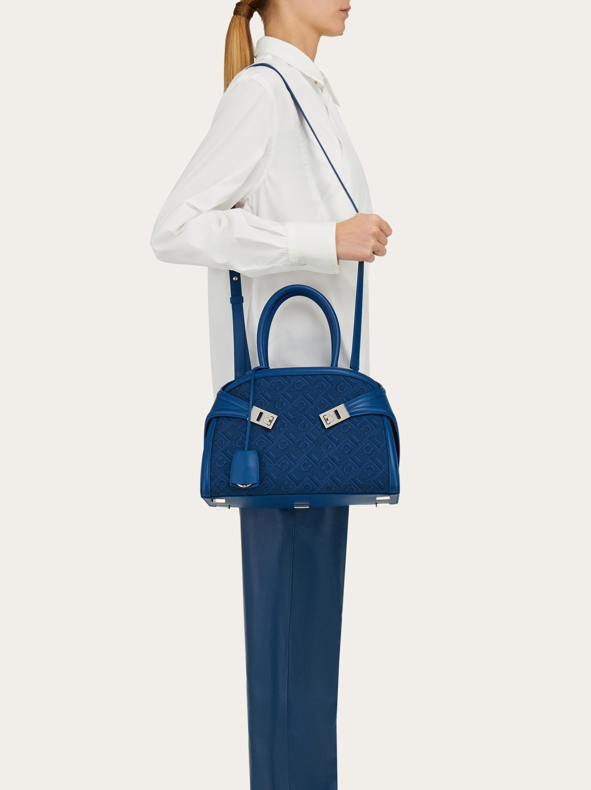 ハグハンドバッグ(M) Hug ハンドバッグ(M) - ウィメンズ | Ferragamo