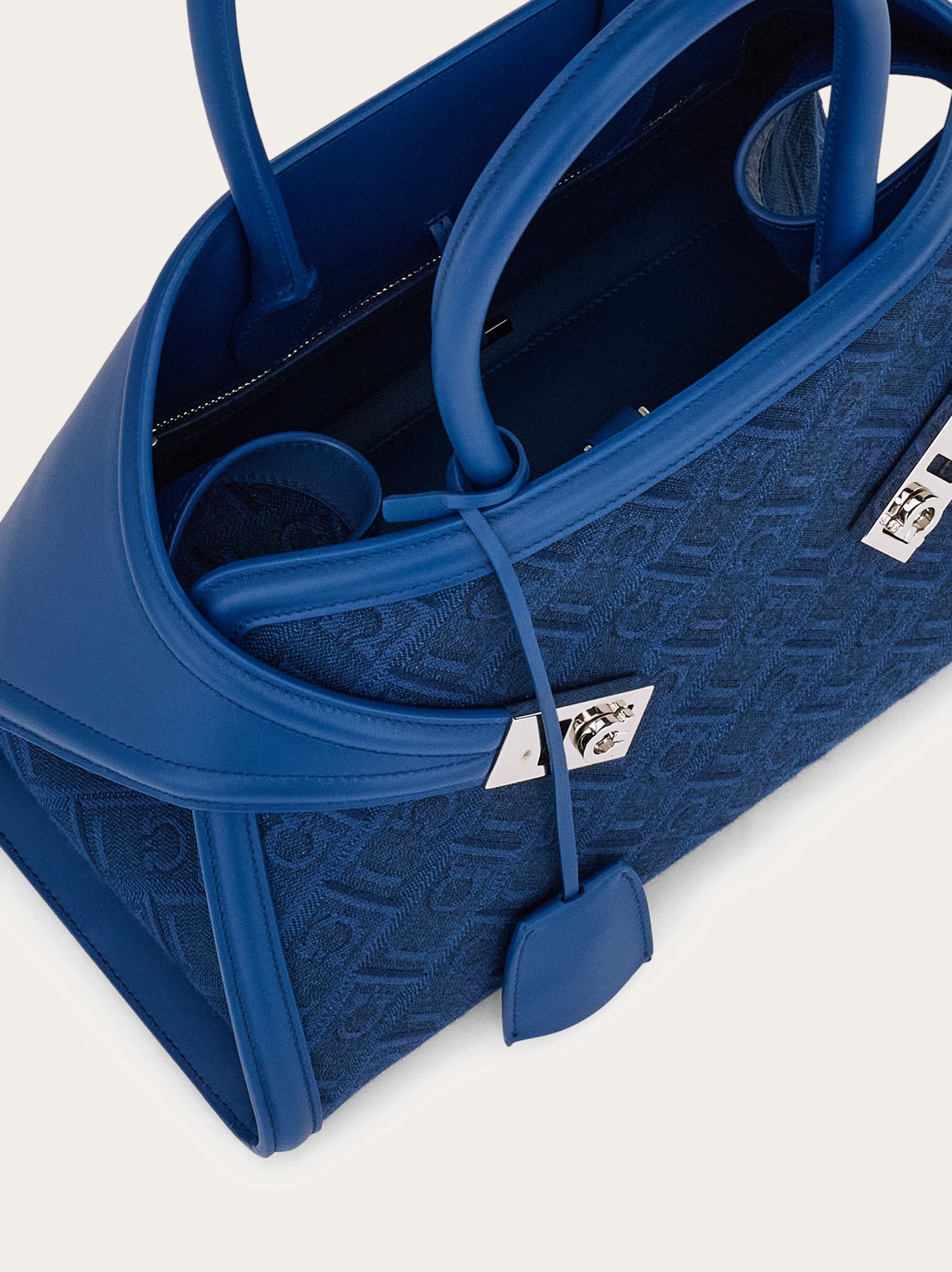 国内発 FERRAGAMO Hug スモール ハンドバッグ 人気 Hug ハンドバッグ (XS) - ウィメンズ | Ferragamo