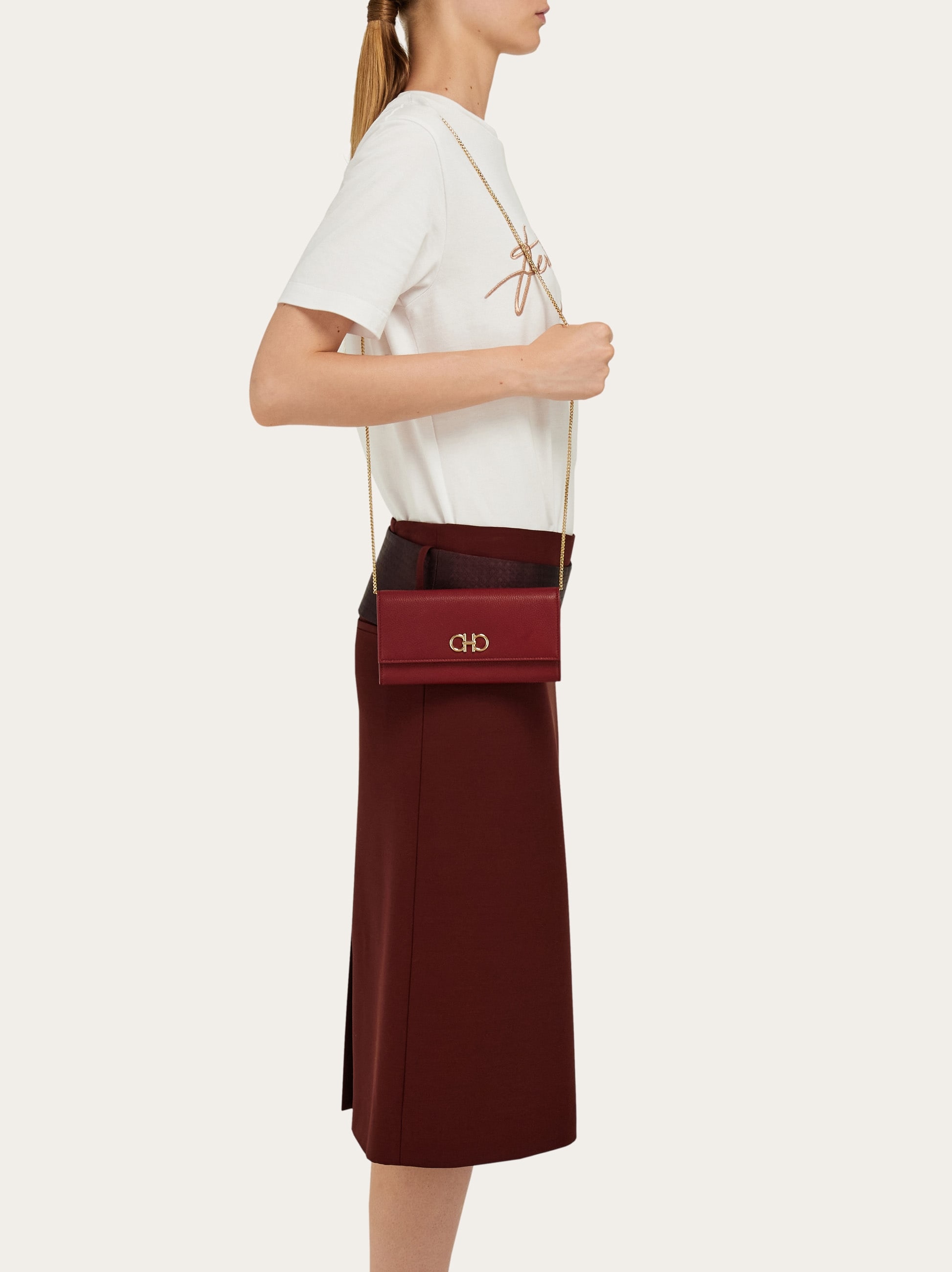 SALVATORE FERRAGAMO チェンカンチニ財布 220636 779146006 Gancini wallet with chain - Women | Ferragamo