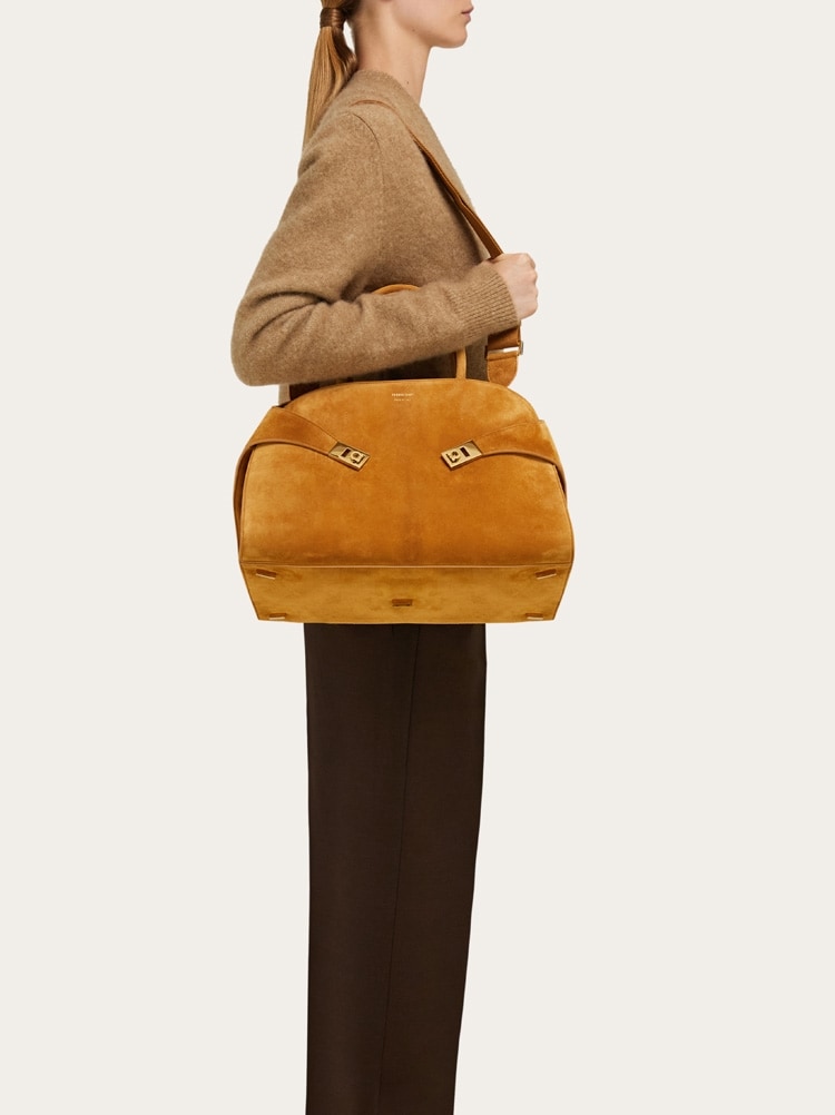 Hug handbag (L) Gallery image 3