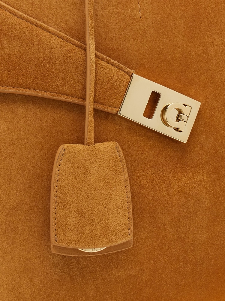 Hug handbag (L) Gallery image 8