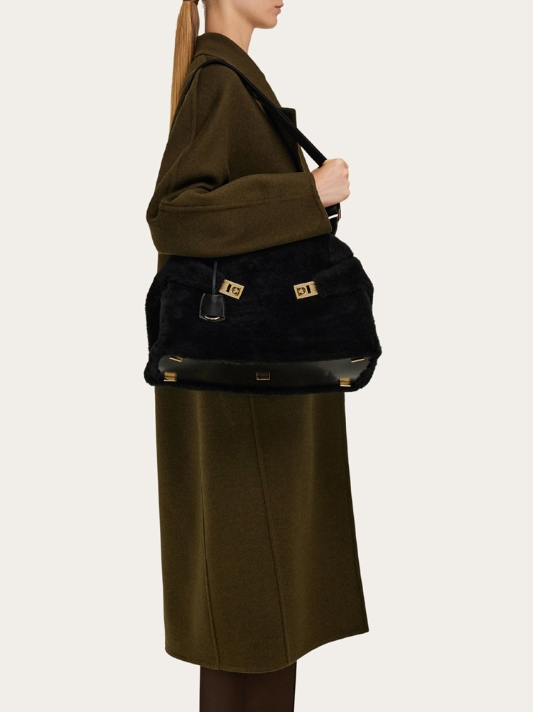 Hug handbag (L) Gallery image 2