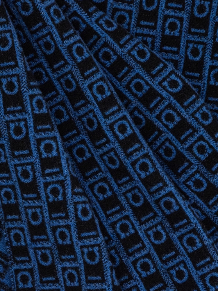 모노그램 케이프 Gallery image 4