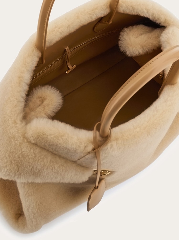 Hug handbag (L) Gallery image 6