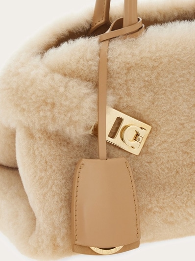 ★FERRAGAMO★フェラガモ Hug ハンドバッグ (XS)