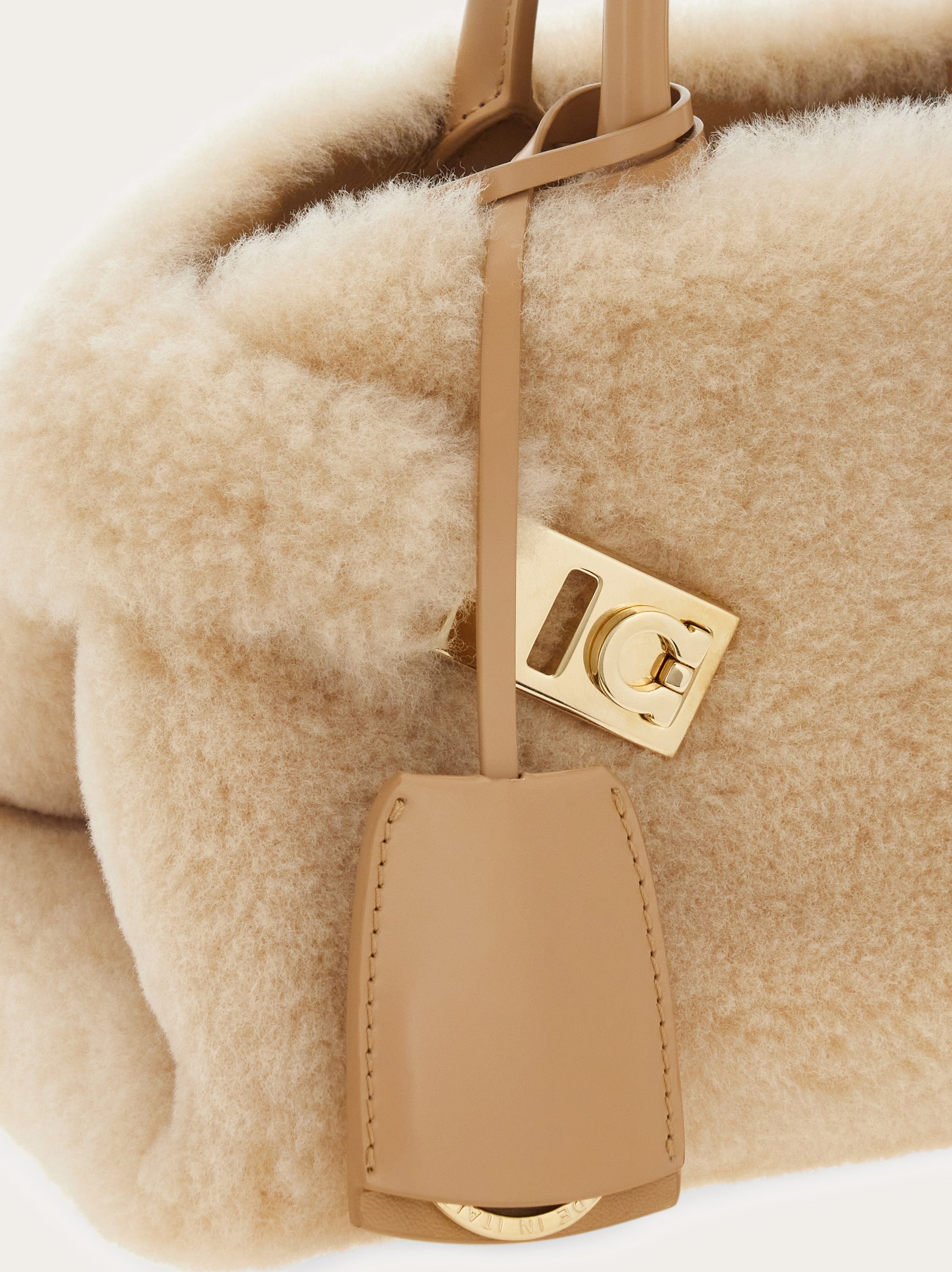 フェラガモ 大人かわいい ミニハグハンドバッグ Hug ハンドバッグ (XS) - ウィメンズ | Ferragamo