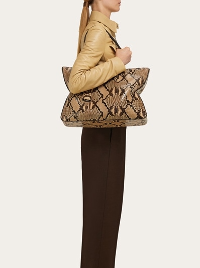 関税込・国内発送】FERRAGAMO star tote bag with logo 関税込・国内発送】FERRAGAMO star tote bag with logo