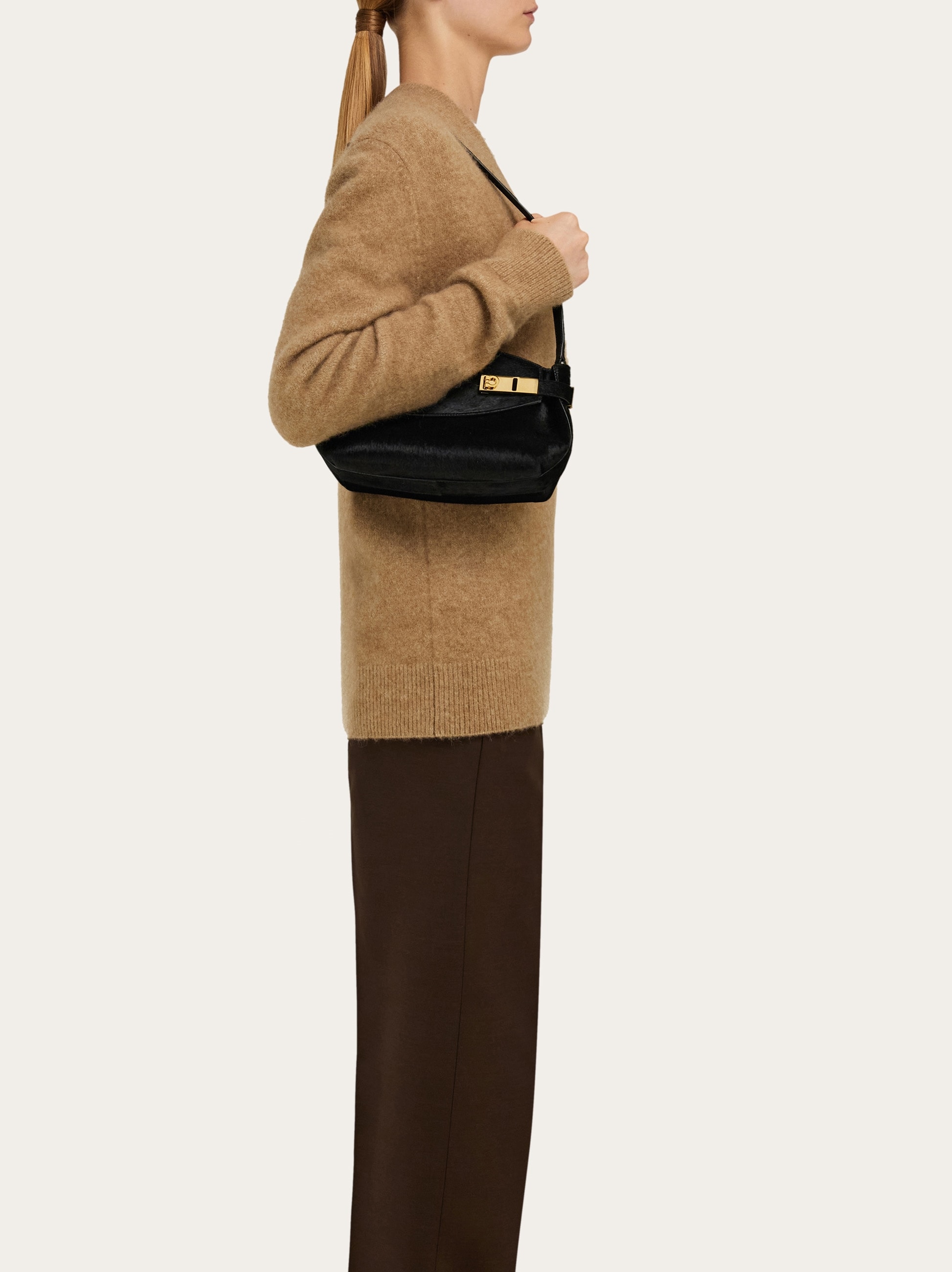 関税込【Ferragamo】ハグ チェーンリンクウォレット ベージュ Hug wallet with chain - Women | Ferragamo