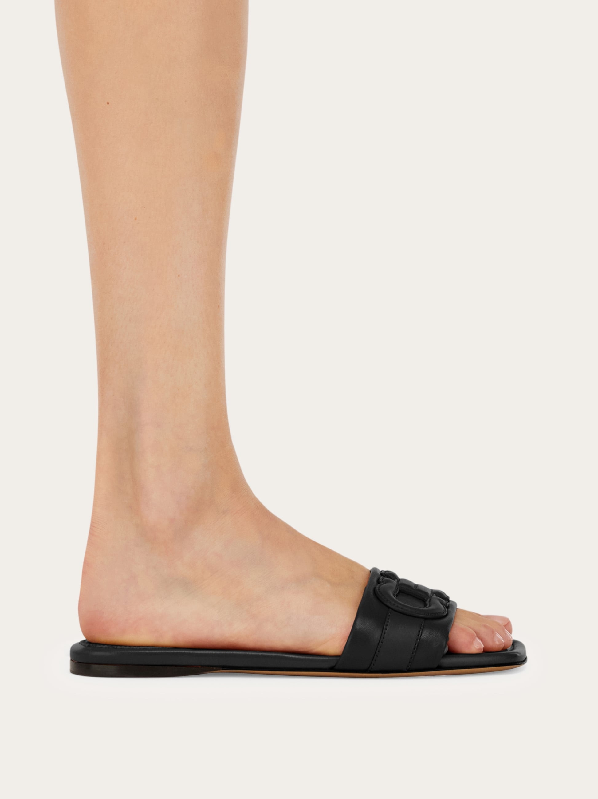 サンダル・ミュール SALVATORE FERRAGAMO GANCINI FLAT SLIDE Flat slide with Gancini ornament - Women | Ferragamo